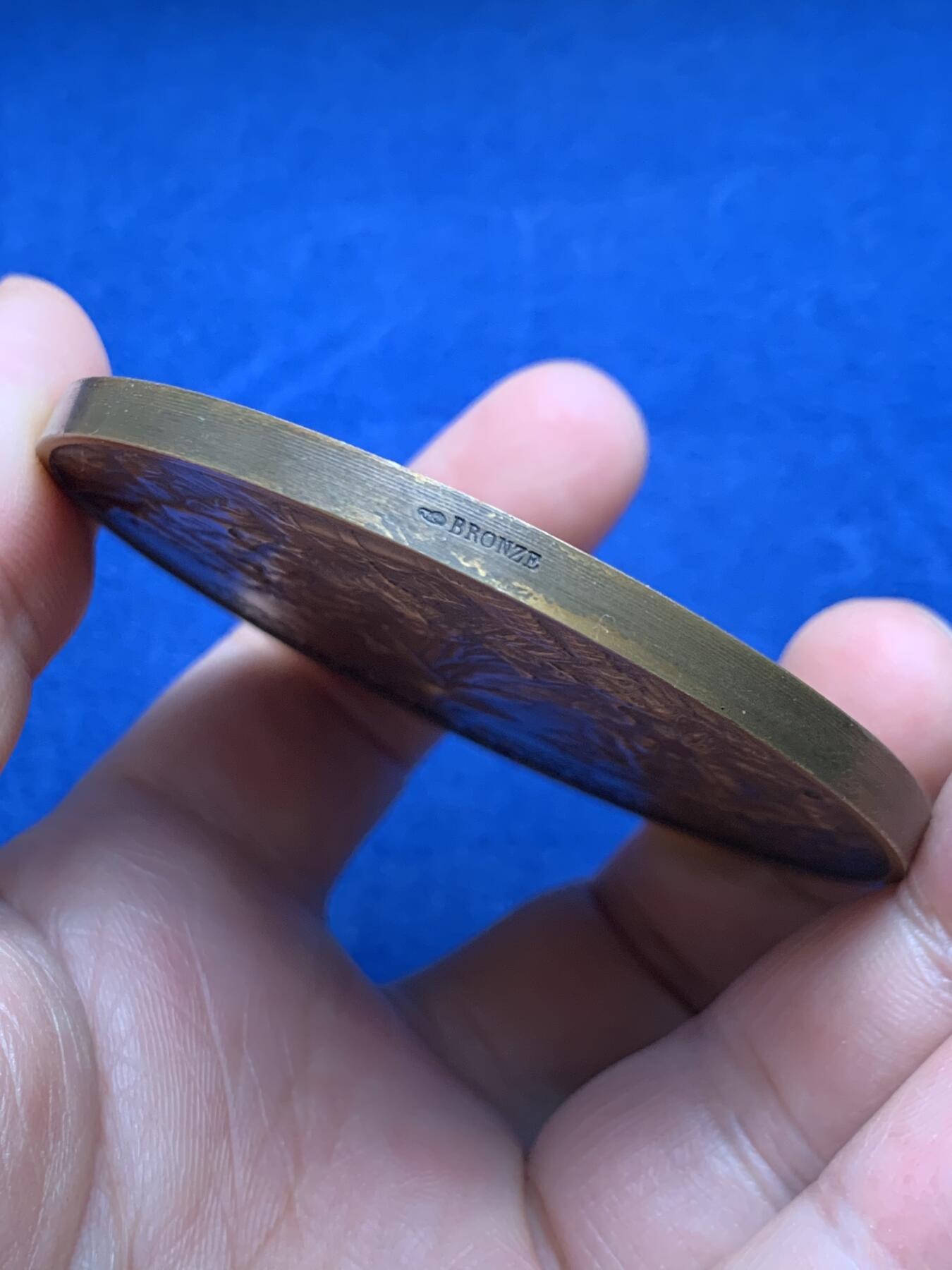 《竞宝斋》第477场 周日，周一 2场连拍 （全场包邮）欢迎送拍 法国一战伊泽尔河战役纪念铜章 134.6克 67.5mm 丰饶角铜标