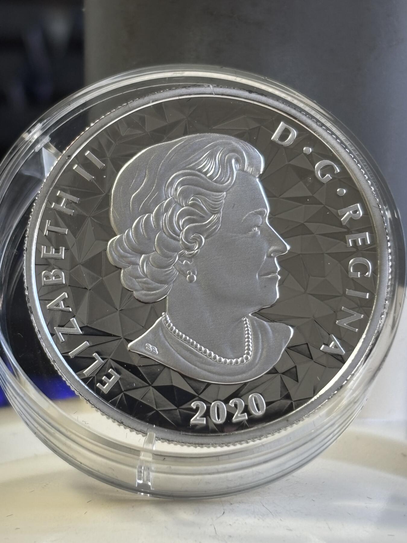 第197期拍卖 加拿大2020年多边立体高浮雕动物系列猞猁纪念银币，9999银，发行2500套