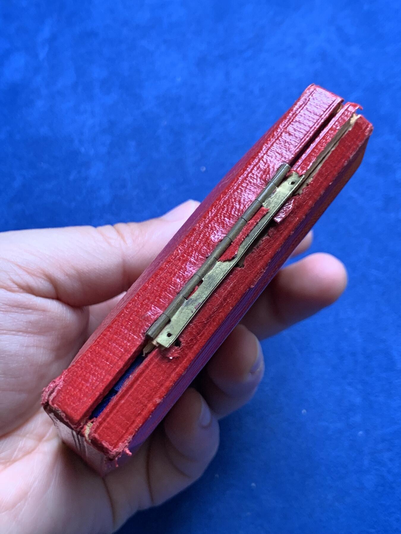 《竞宝斋》第477场 周日，周一 2场连拍 （全场包邮）欢迎送拍 英法握手主题大铜章，寓意友好合作，题材吉祥，139.2克，63.1mm，原盒（有损），收藏观赏俱佳