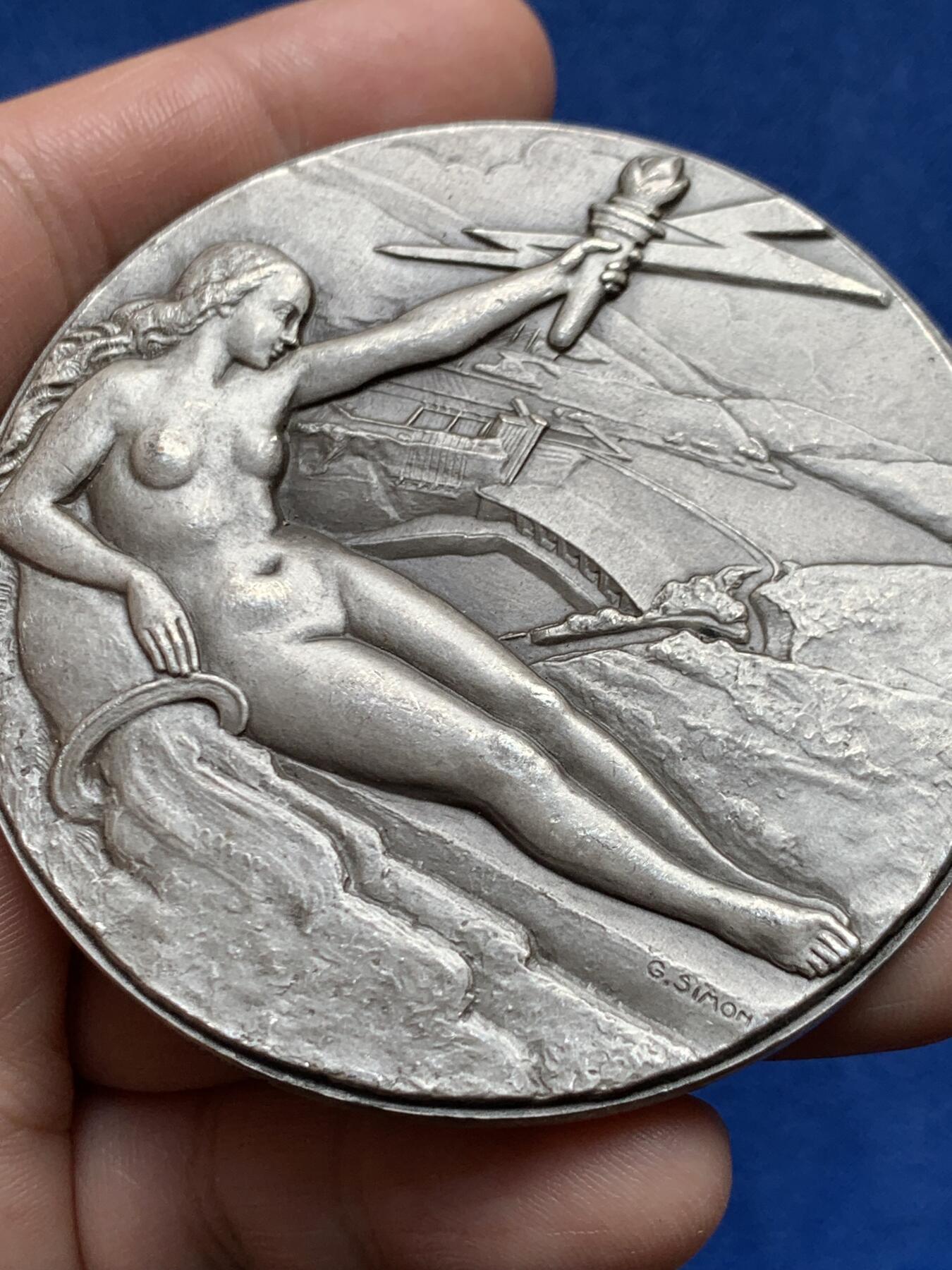 《竞宝斋》第477场 周日，周一 2场连拍 （全场包邮）欢迎送拍 法国波尔多地区电力协会纪念镀银铜章 173.6克 67.7mm 丰饶角铜标