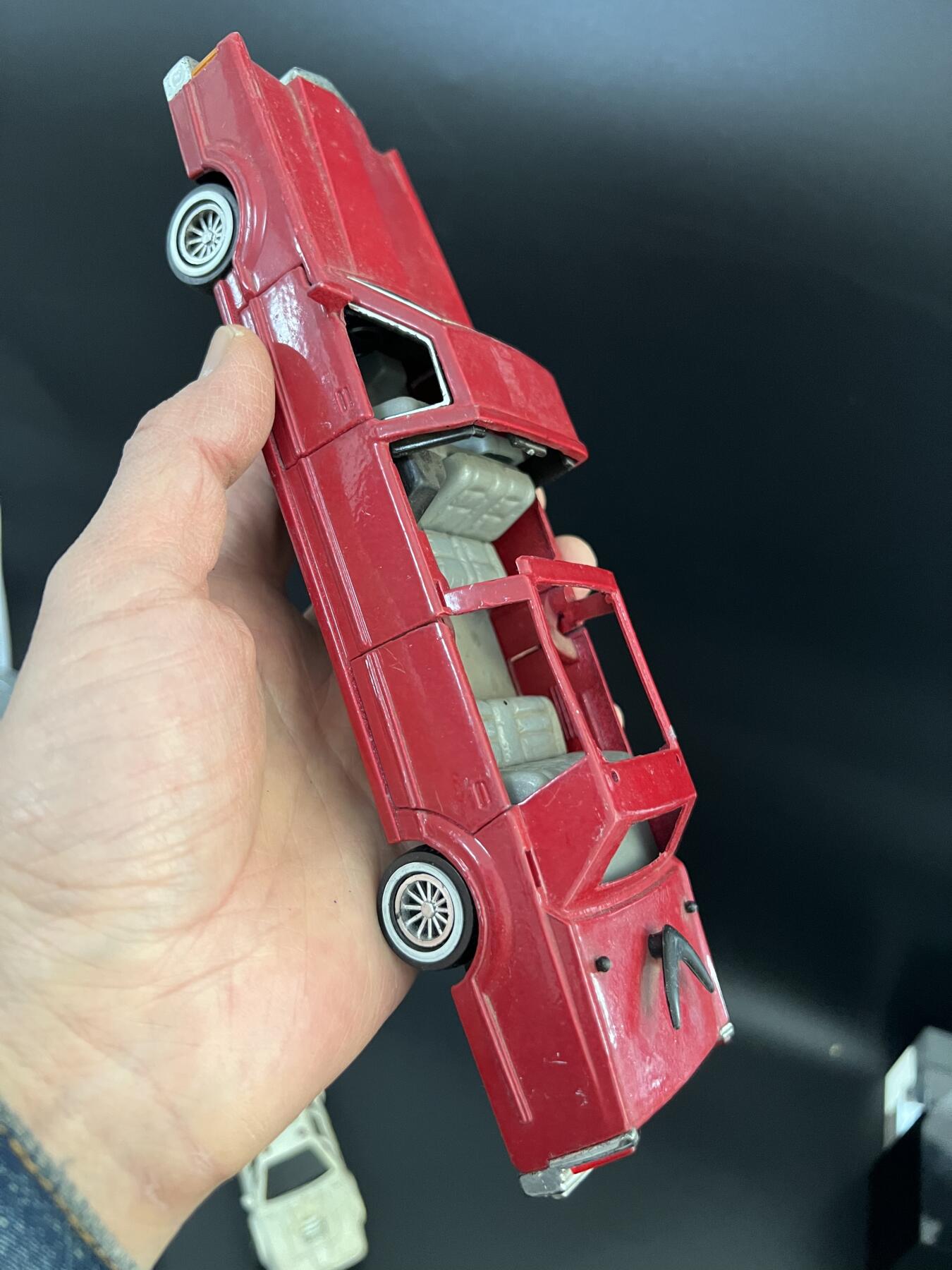 零元拍： 十台90年代老古董小车模型，大部分为合金车，品相全部为战损级别。