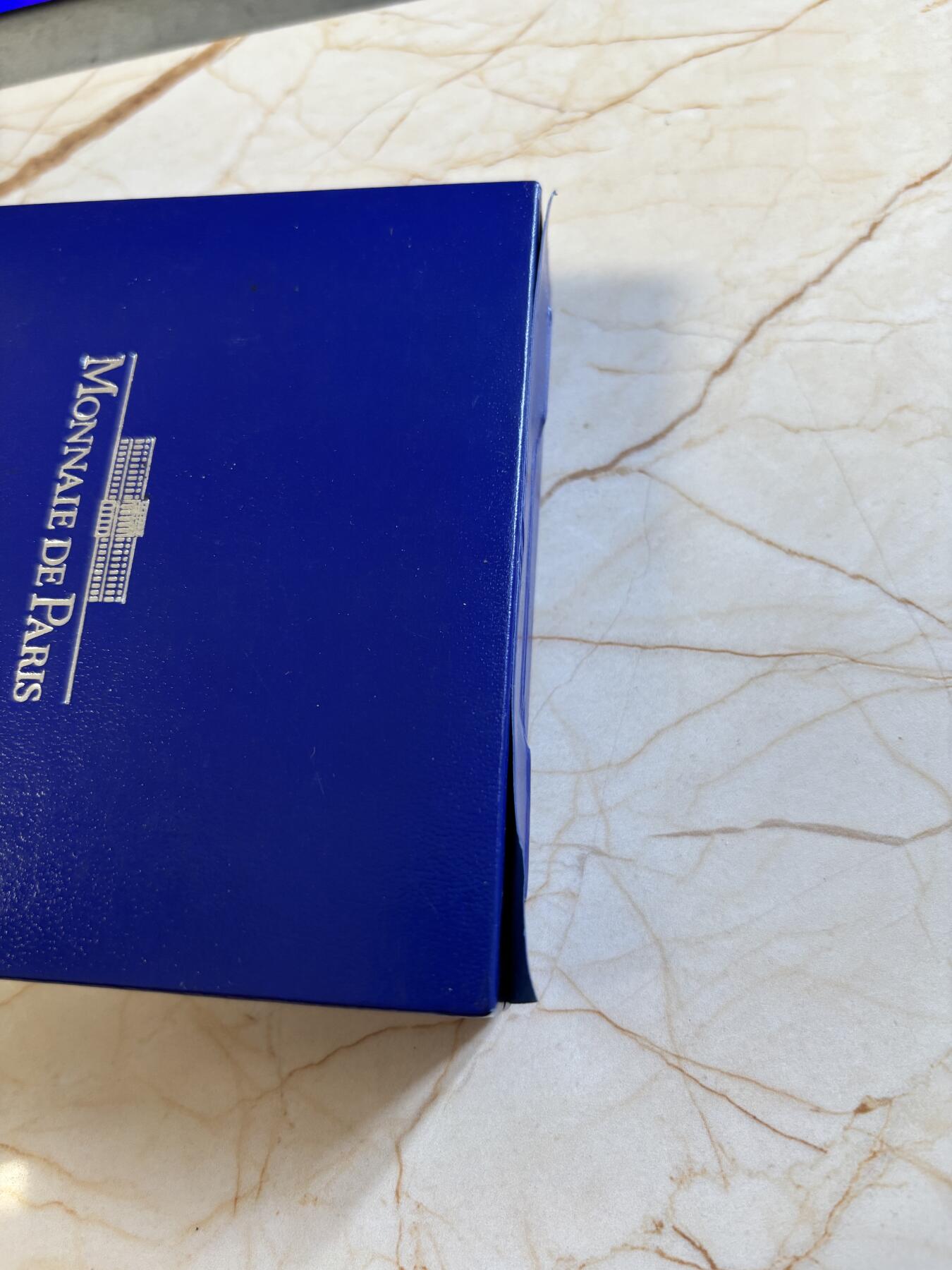 第197期拍卖 法国2006年科学家居里夫人5盎司加厚银币，950银看，163.8克，发行500枚，有氧化