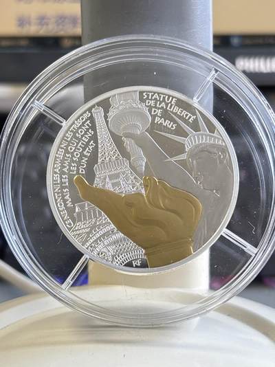 法国2017年建筑艺术瑰宝自由女神镀金163.8克纪念银币，950银镀金，163.8克，发行1000枚