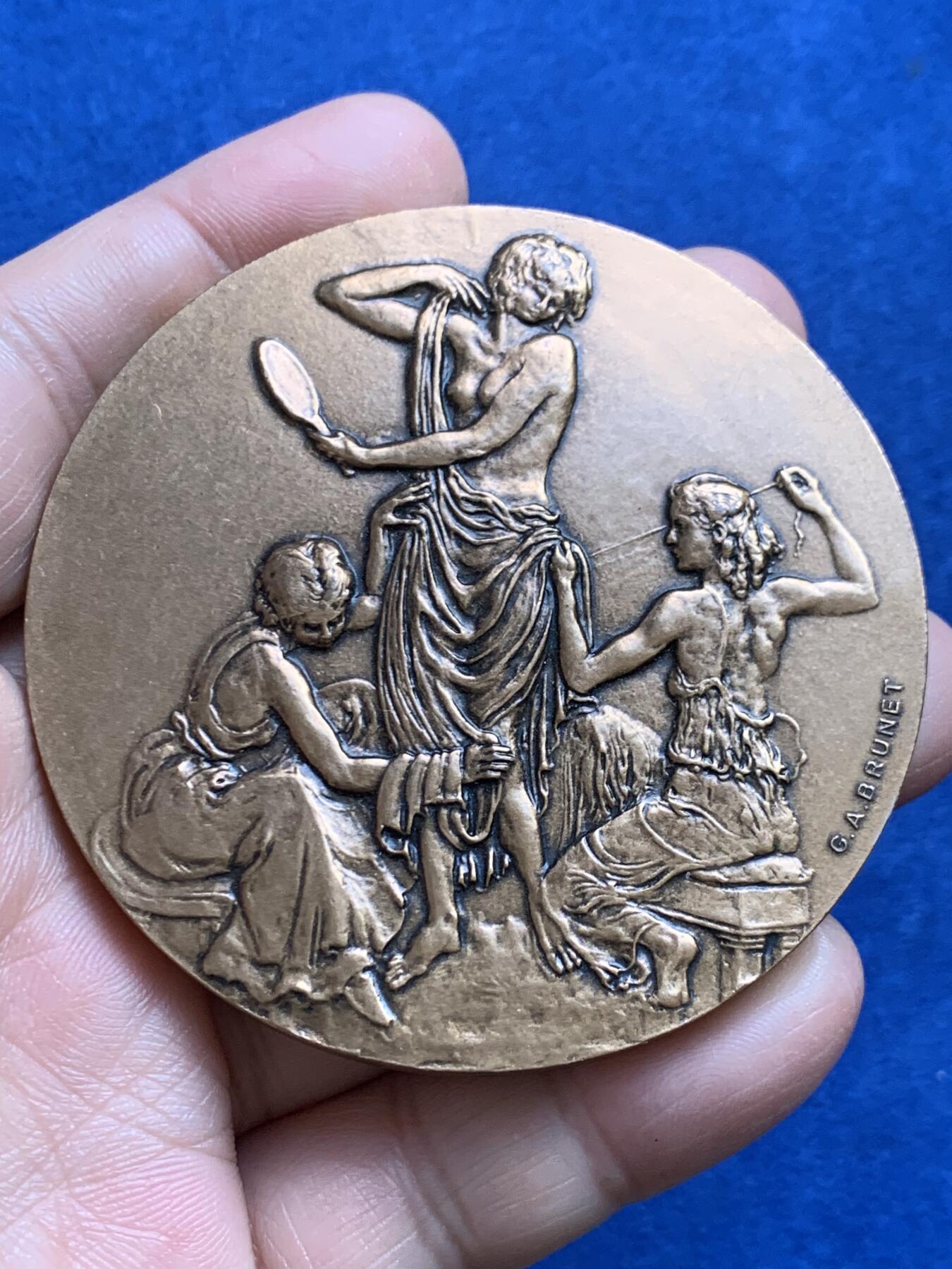 《竞宝斋》第477场 周日，周一 2场连拍 （全场包邮）欢迎送拍 名家乔治·安德烈·布鲁内作女神沐浴更衣大铜章 147.8克 67.5mm 带盒