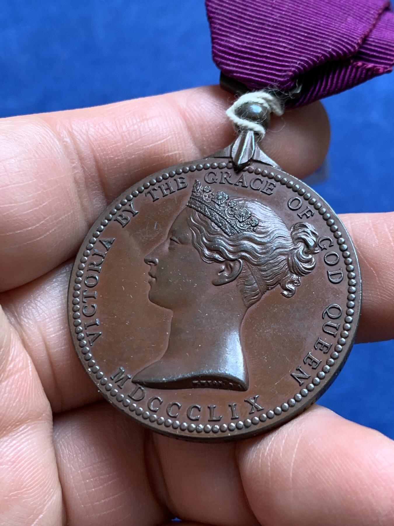 《竞宝斋》第477场 周日，周一 2场连拍 （全场包邮）欢迎送拍 英国1859年（MDCCCLIX）科学与艺术部发行的国家科学铜质奖章，于1866年授予应用力学科的Robert Luthy，少见官方章，总重约37克。