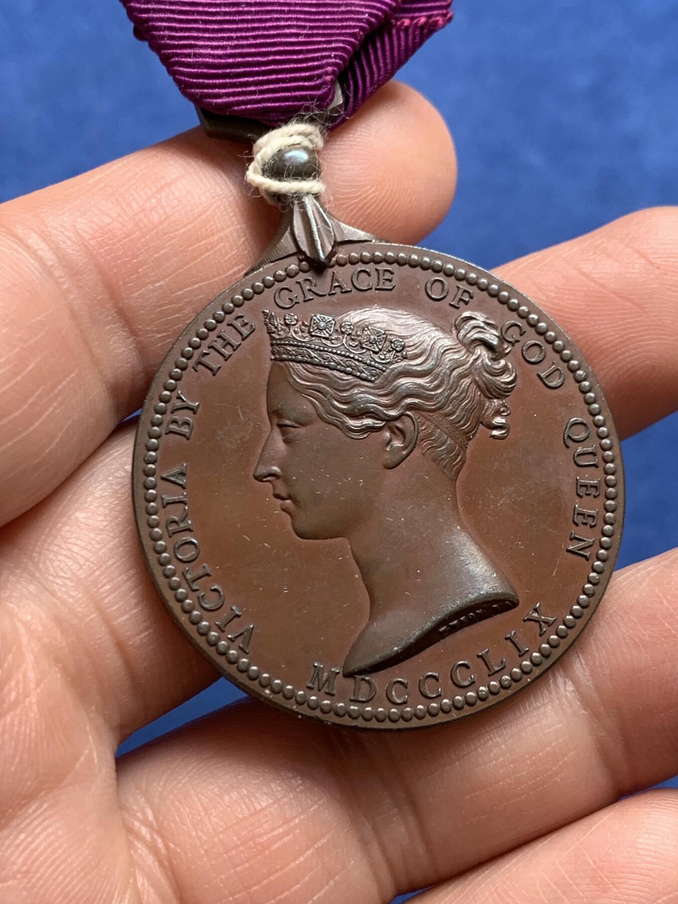 《竞宝斋》第477场 周日，周一 2场连拍 （全场包邮）欢迎送拍 英国1859年（MDCCCLIX）科学与艺术部发行的国家科学铜质奖章，于1866年授予应用力学科的Robert Luthy，少见官方章，总重约37克。