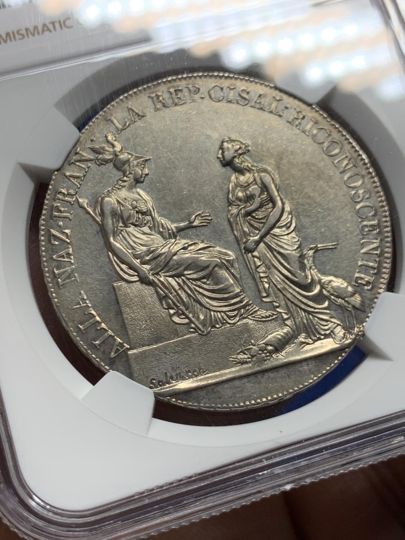 《竞宝斋》第477场 周日，周一 2场连拍 （全场包邮）欢迎送拍 NGC MS61 意大利共和8年1800年 阿尔卑斯山南共和国1斯库多大银币，短暂的共和国，大名誉品，拿破仑系列与意大利的交融。此品种常见丰饶角弱打，此枚全深打，极其难得。艺术性绝佳的品种，外拍越来越贵