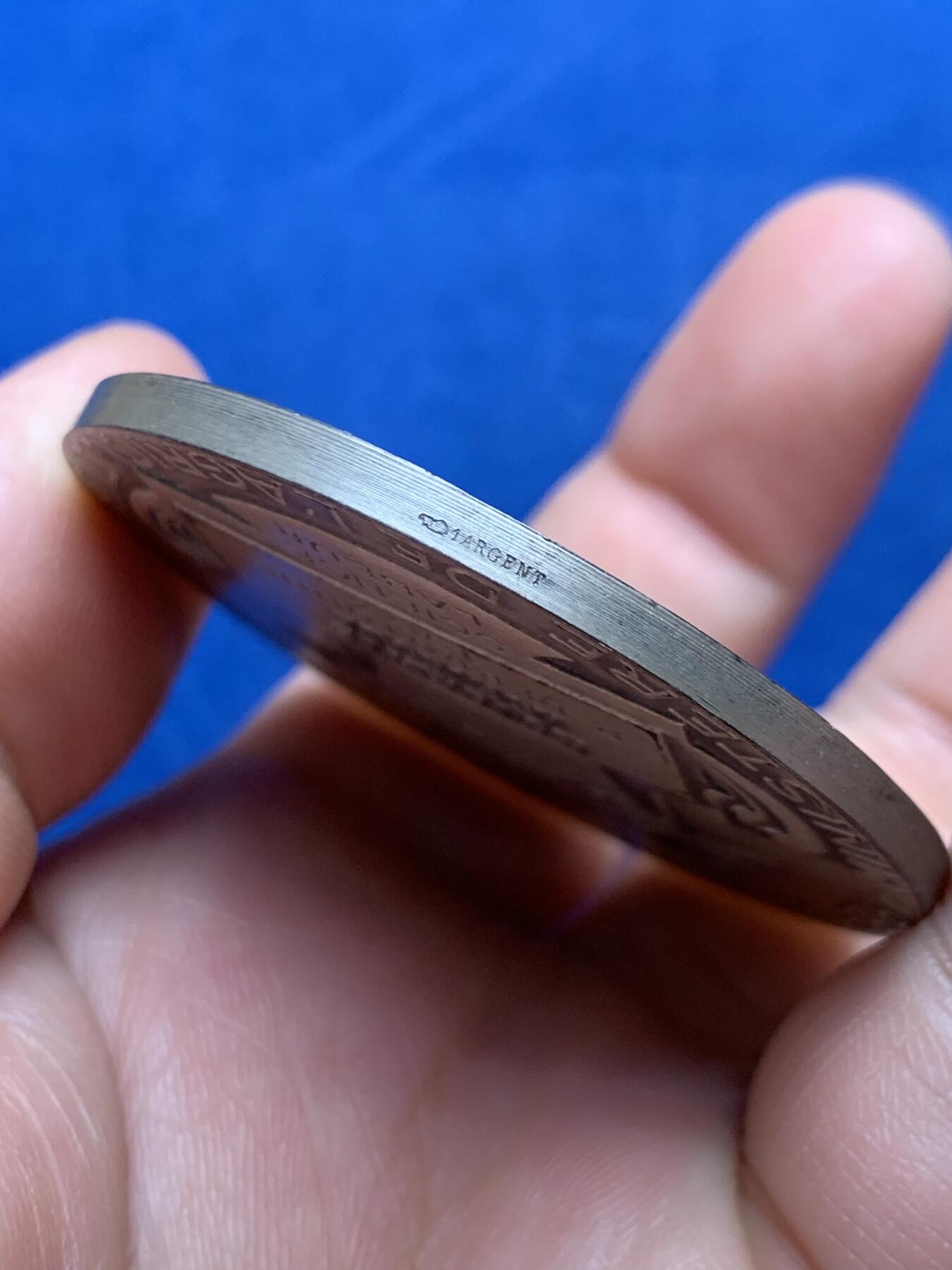 《竞宝斋》第477场 周日，周一 2场连拍 （全场包邮）欢迎送拍 法国农业部颁发纪念银章 64.5克 49.8mm 丰饶角1银标