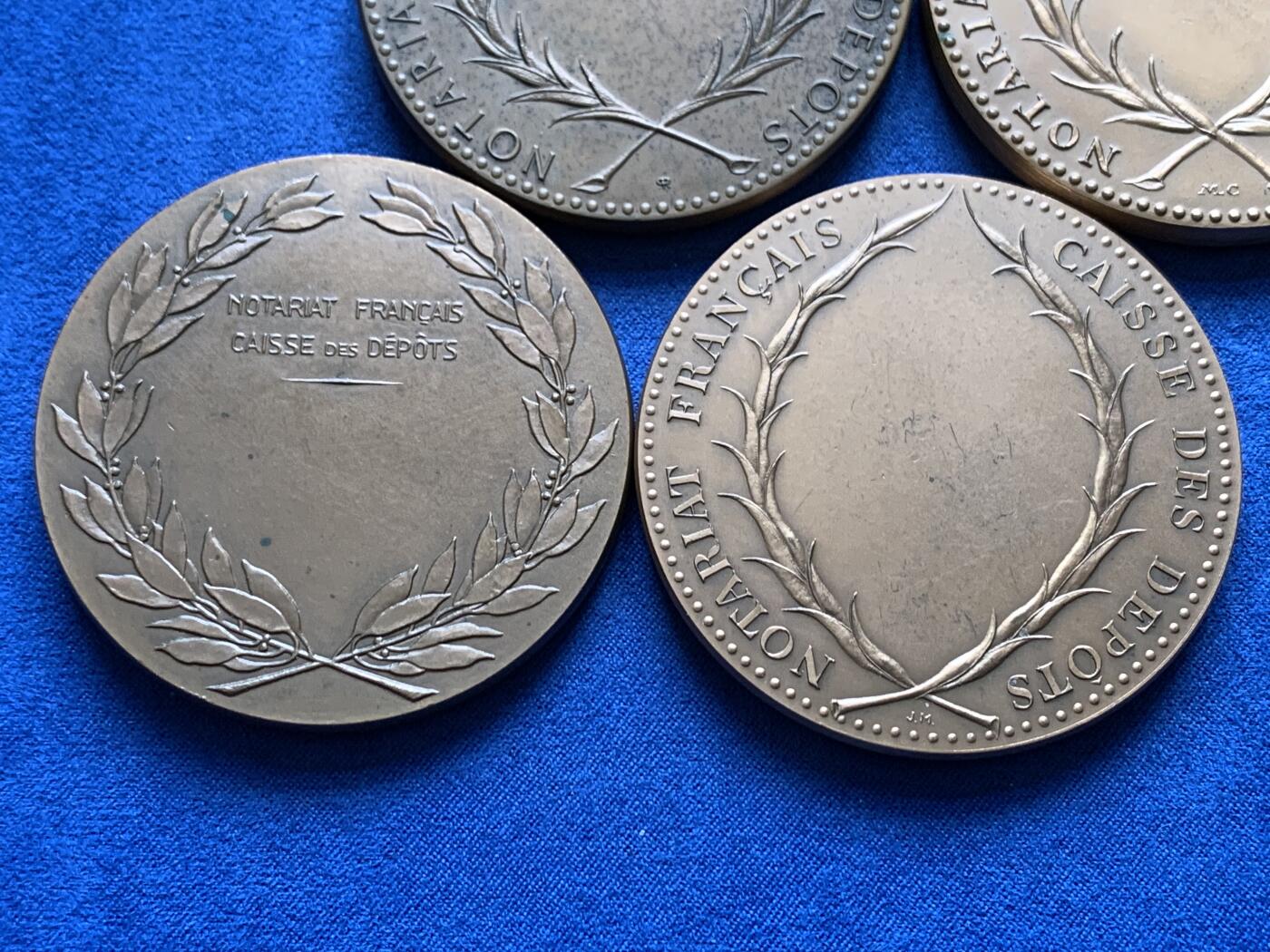 《竞宝斋》第477场 周日，周一 2场连拍 （全场包邮）欢迎送拍 四枚一组 法国信托投资局纪念大铜章 总重518克 直径约为59mm