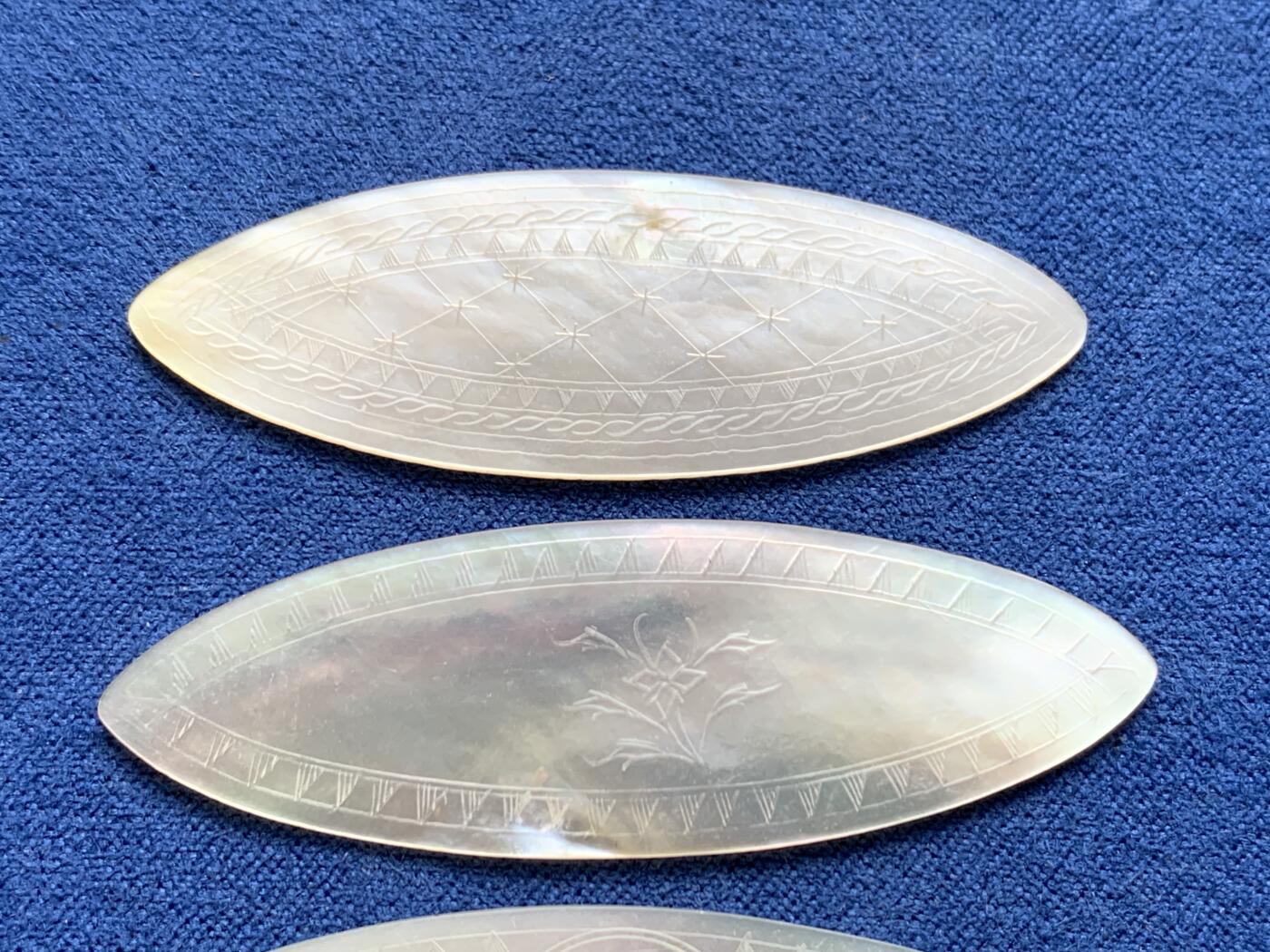 《竞宝斋》第477场 周日，周一 2场连拍 （全场包邮）欢迎送拍 四枚一组 英国一线回流 清螺钿贝母筹码，菱型，珠光水润，花卉精雕。