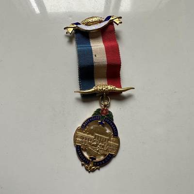 🌹外币初藏🌹🐯2026年第38场   每周二四六晚8️⃣点 世界钱币 - 英国RAOB共济会 哈罗盖特分会 Grove House孤儿院 捐赠者纪念章 黄铜镀金珐琅胸章