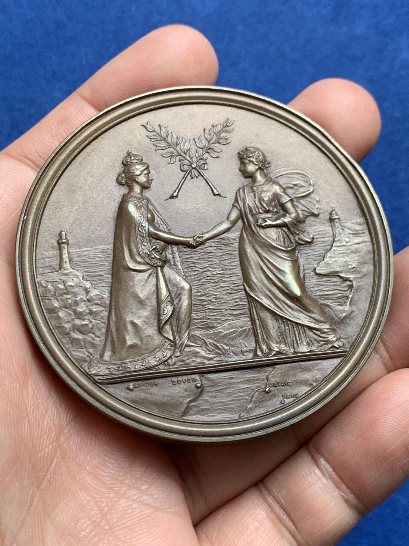 《竞宝斋》第477场 周日，周一 2场连拍 （全场包邮）欢迎送拍 英法握手主题大铜章，寓意友好合作，题材吉祥，139.2克，63.1mm，原盒（有损），收藏观赏俱佳