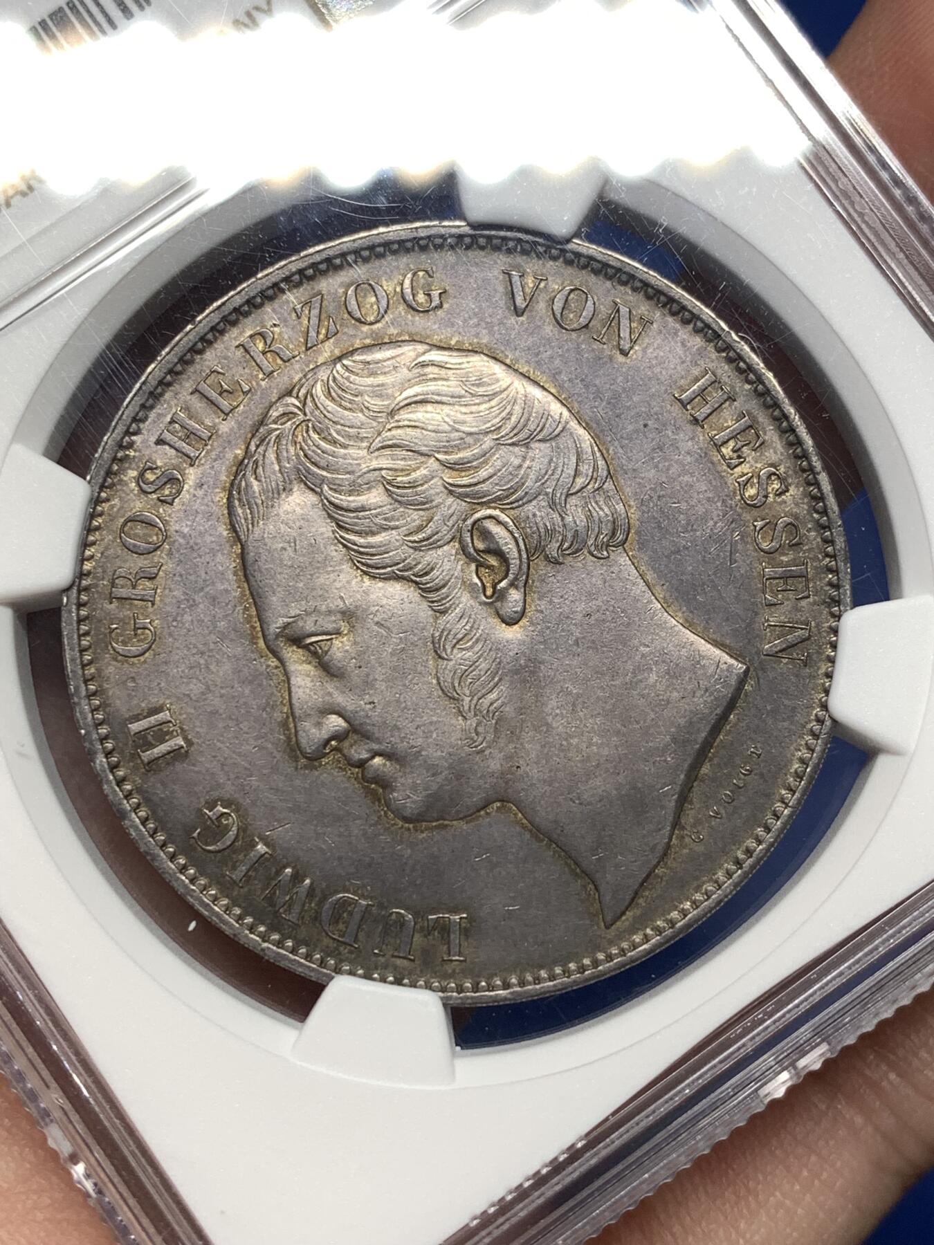 《竞宝斋》第477场 周日，周一 2场连拍 （全场包邮）欢迎送拍 NGC UNCD 1833首年 德国黑森达姆施塔特 路德维希二世皇冠泰勒银币 老包浆转光好状态 由巴伐利亚历史泰勒的同一雕模师c.voiet设计雕模 非常少见的小邦早期泰勒 成交记录寥寥无几