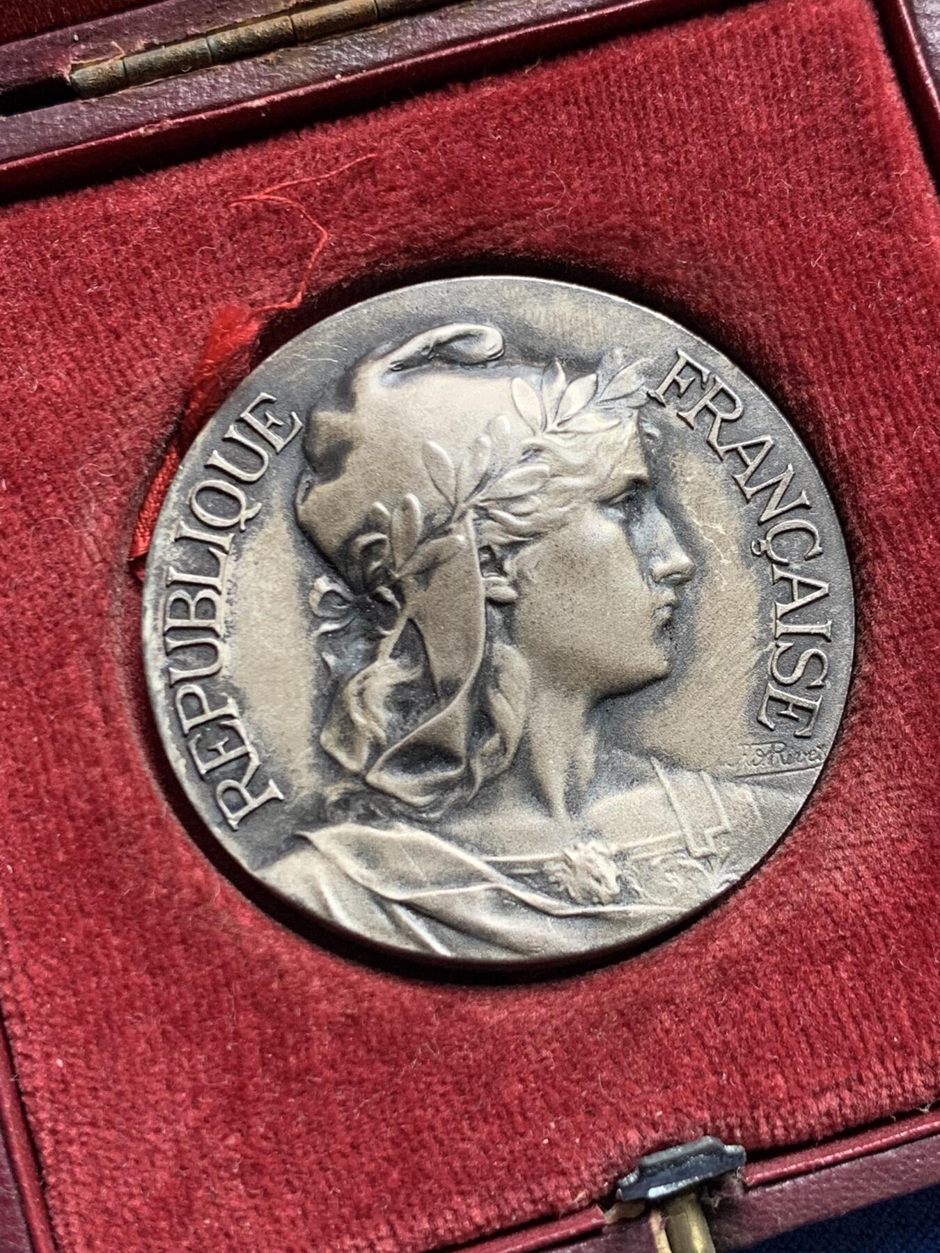 《竞宝斋》第477场 周日，周一 2场连拍 （全场包邮）欢迎送拍 法国勒阿弗尔市镀银铜章 玛丽安娜头像 29.1克 40.7mm 三角铜标 带盒