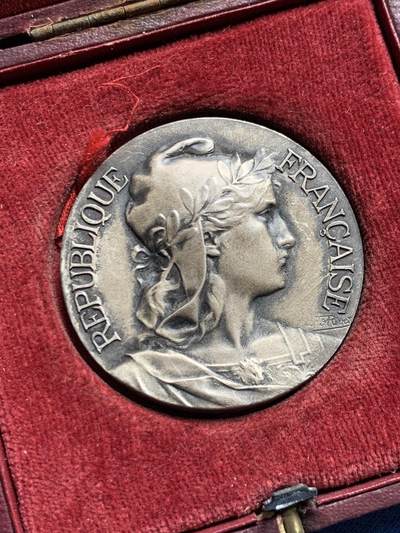 《竞宝斋》第477场 周日，周一 2场连拍 （全场包邮）欢迎送拍 - 法国勒阿弗尔市镀银铜章 玛丽安娜头像 29.1克 40.7mm 三角铜标 带盒