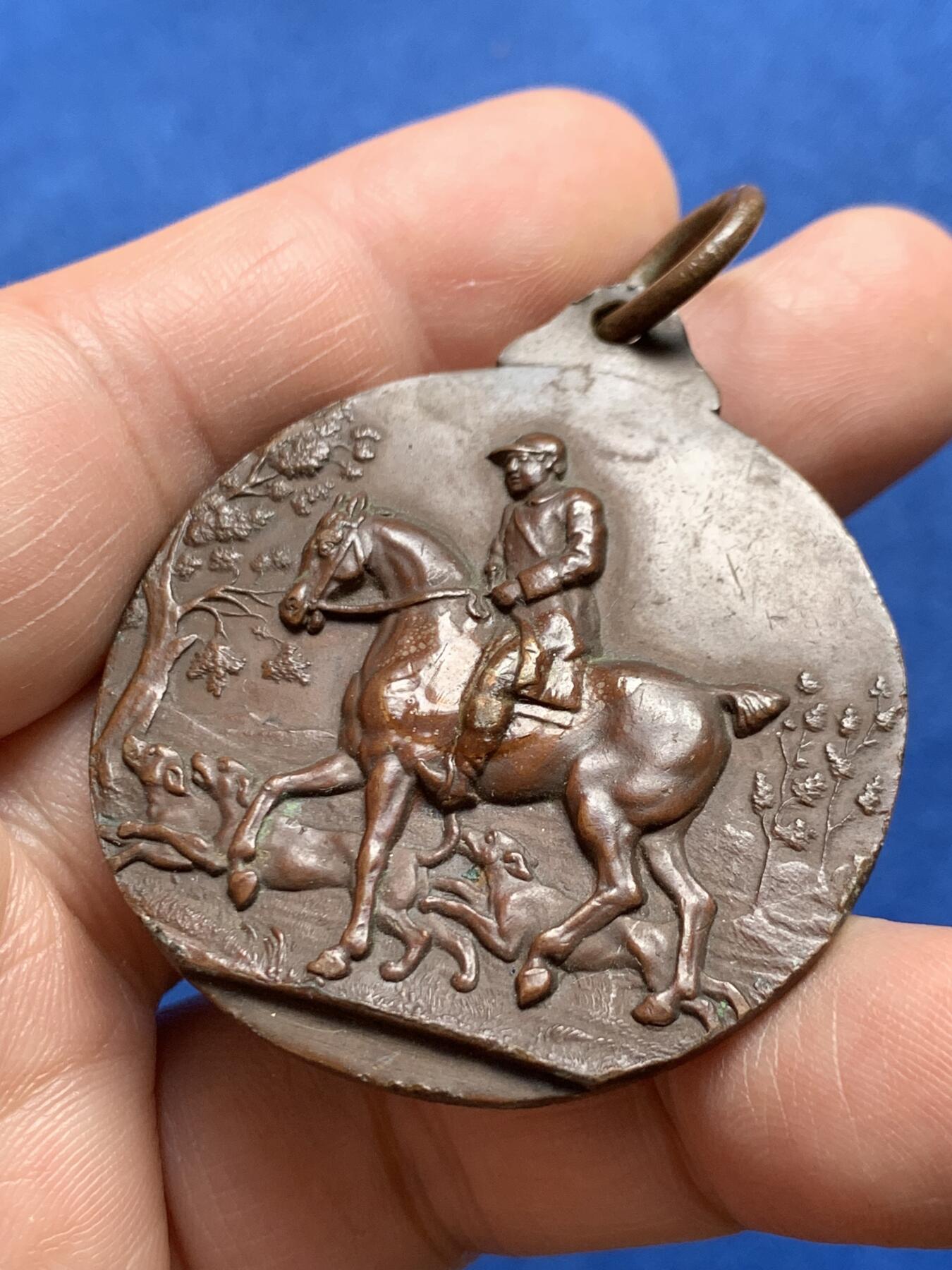 《竞宝斋》第477场 周日，周一 2场连拍 （全场包邮）欢迎送拍 英国1947年猎人协会和国家轻量级马匹繁育协会铜制挂章，正面为猎人骑马打猎，反面为马场图景，39克，44mm，带原盒。