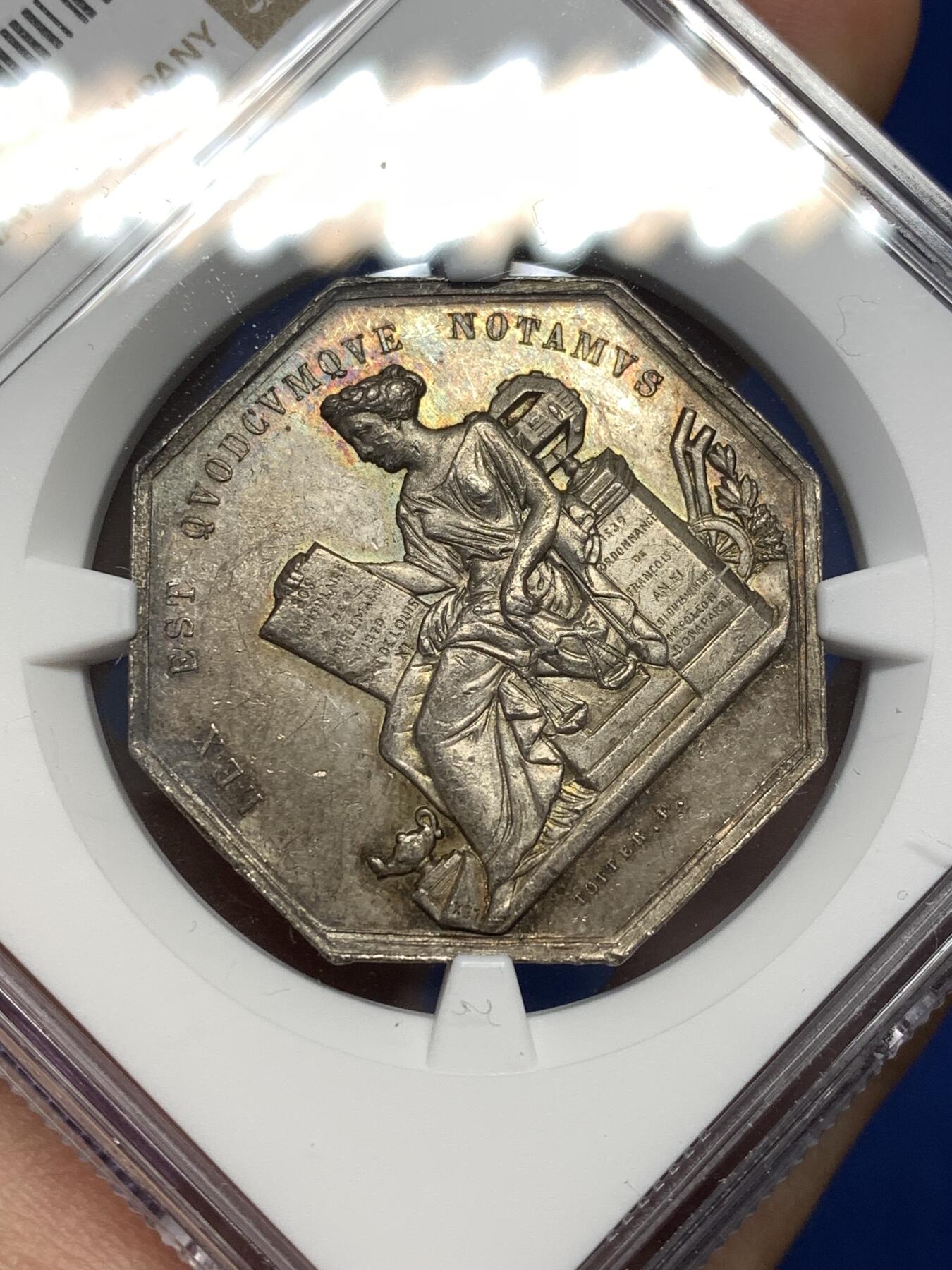 《竞宝斋》第477场 周日，周一 2场连拍 （全场包邮）欢迎送拍 NGC MS62 法国维埃纳自由城公证人公会八角银质代币，底部签名BRONZ.GALE.F是雕刻师Gale的签名标识，正面为坐姿正义女神/法律女神浮雕，手持法典与天平。