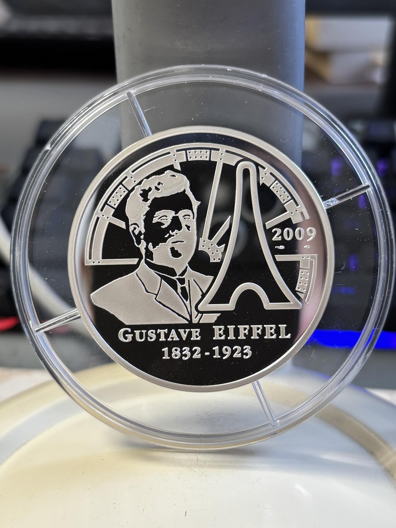 第197期拍卖 法国2009年巴黎埃菲尔铁塔120周年5盎司加厚银币，950银，163.8克，发行1000枚，塑料盒有裂痕