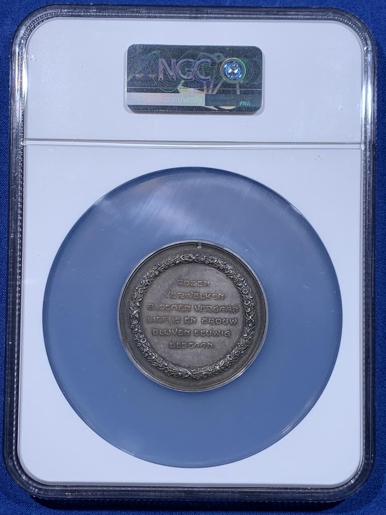 《竞宝斋》第477场 周日，周一 2场连拍 （全场包邮）欢迎送拍 NGC MS62 荷兰1933年婚礼纪念大银章，荷兰婚典题材经典纪念章。正面图案双文章,铭文译为”婚姻是心灵的港湾“，背面铭文译为”玫瑰会凋谢，花朵会枯萎，爱与怀念永恒留存“烂漫至极。直径：50mm，重：50.4g，加大盒。