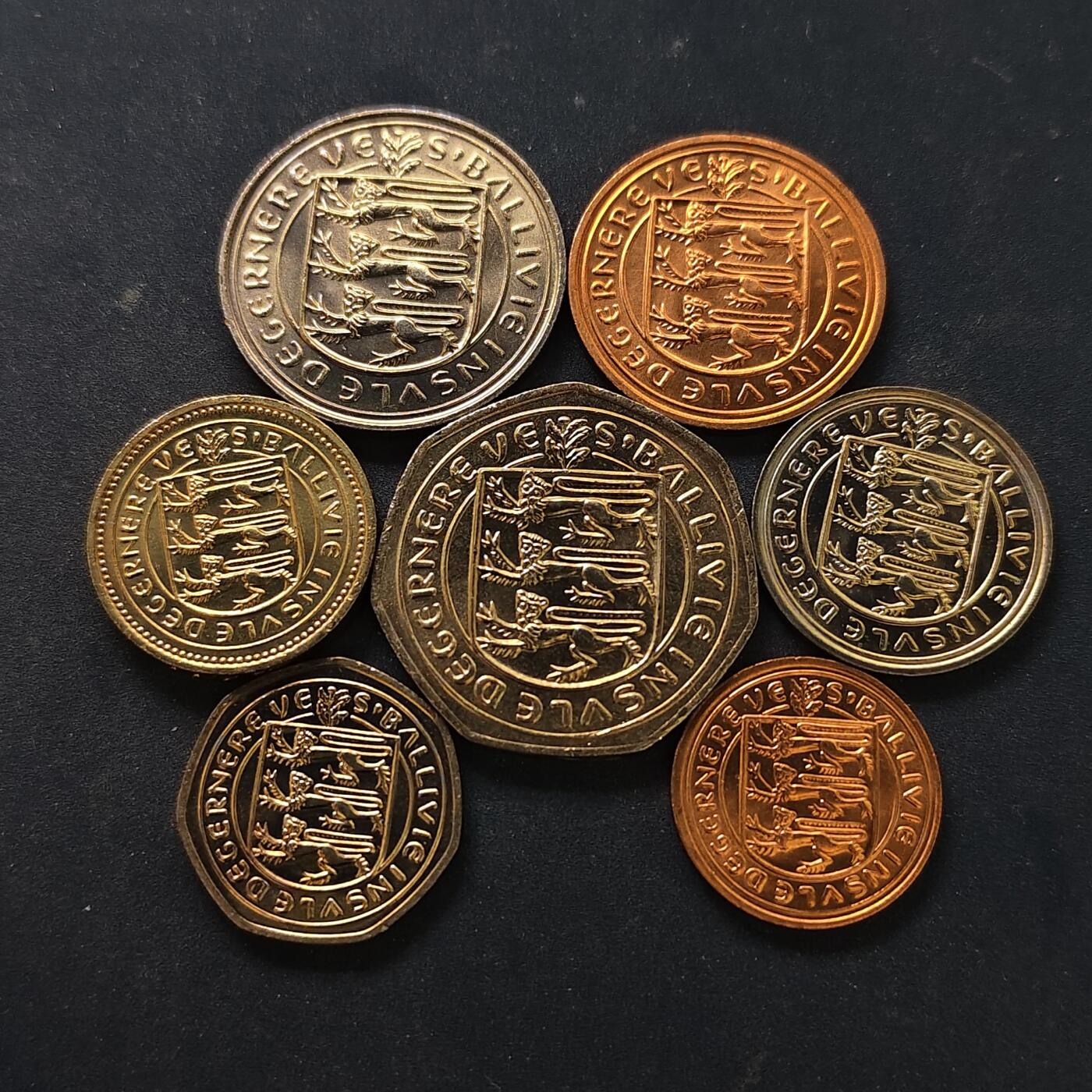 【全场包邮】纯粹捡漏拍518场 根西1979-1984年7枚套币-含1镑皇家海军新月号纪念币