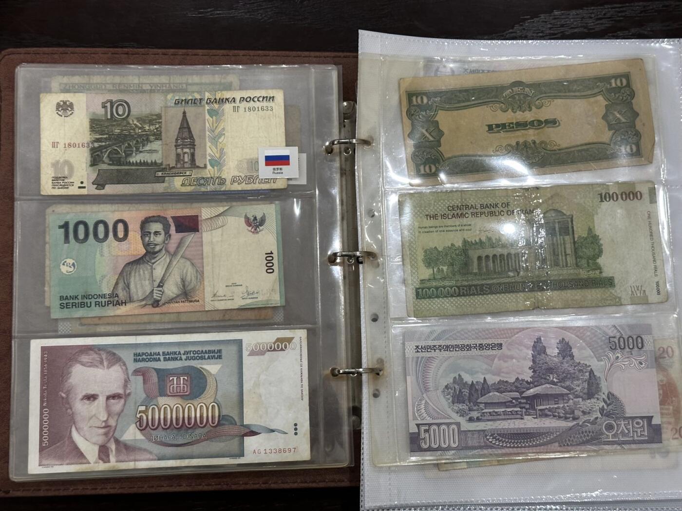 丙午马年四月第二场 。本期更新各类稀有品种 高级纸币硬币收藏册，容量大。一页30枚硬币，九页39张纸币，三版、四班币、俄罗斯、伊朗、朝鲜、瑞士、阿联酋、南斯拉夫、苏联古巴、伊拉克、菲律宾等国