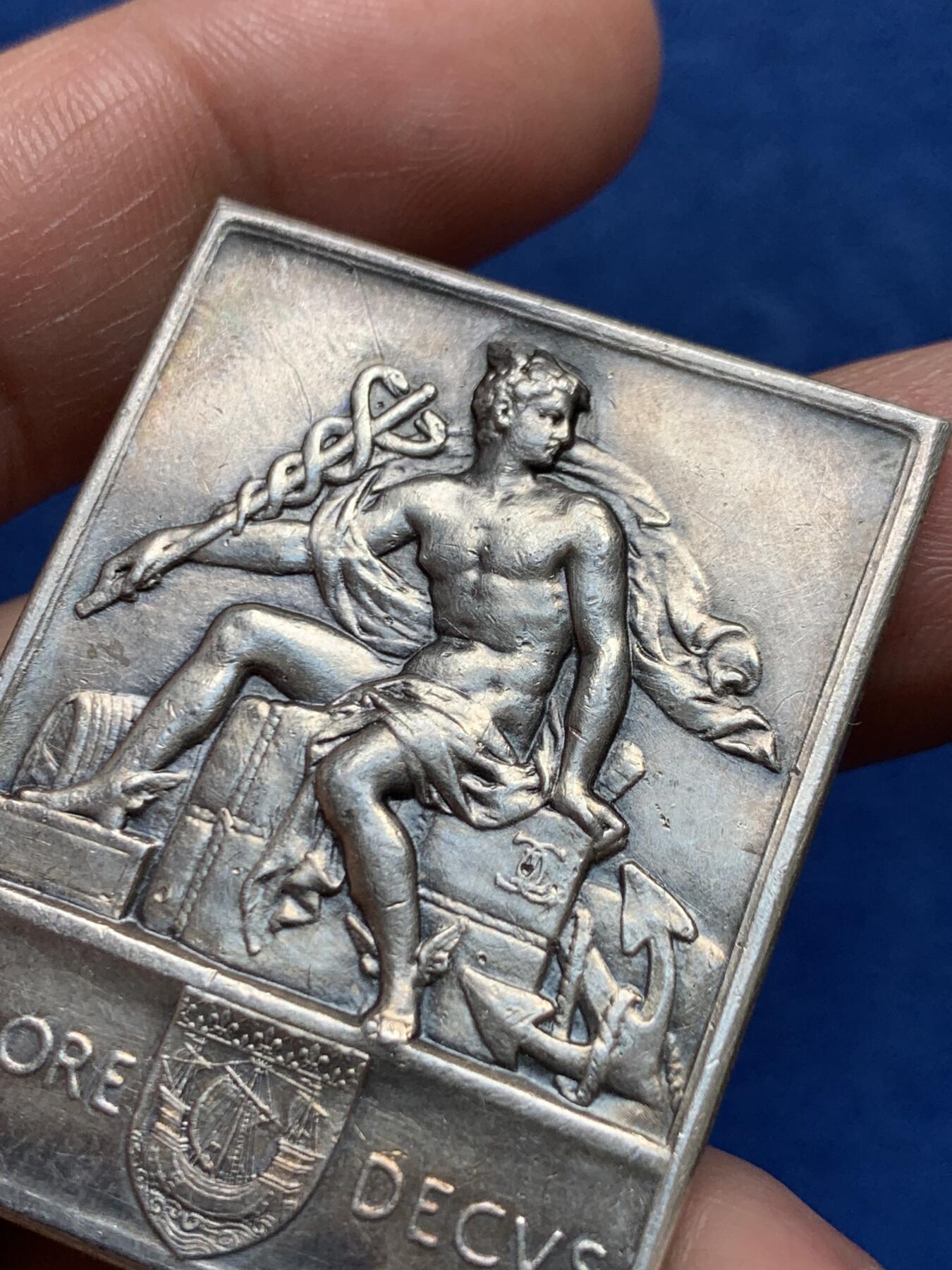 《竞宝斋》第477场 周日，周一 2场连拍 （全场包邮）欢迎送拍 1889年7月15日巴黎商品交易所总工会成立纪念银质方章 27克 34.7*44.3mm 丰饶角银标 罕见品种