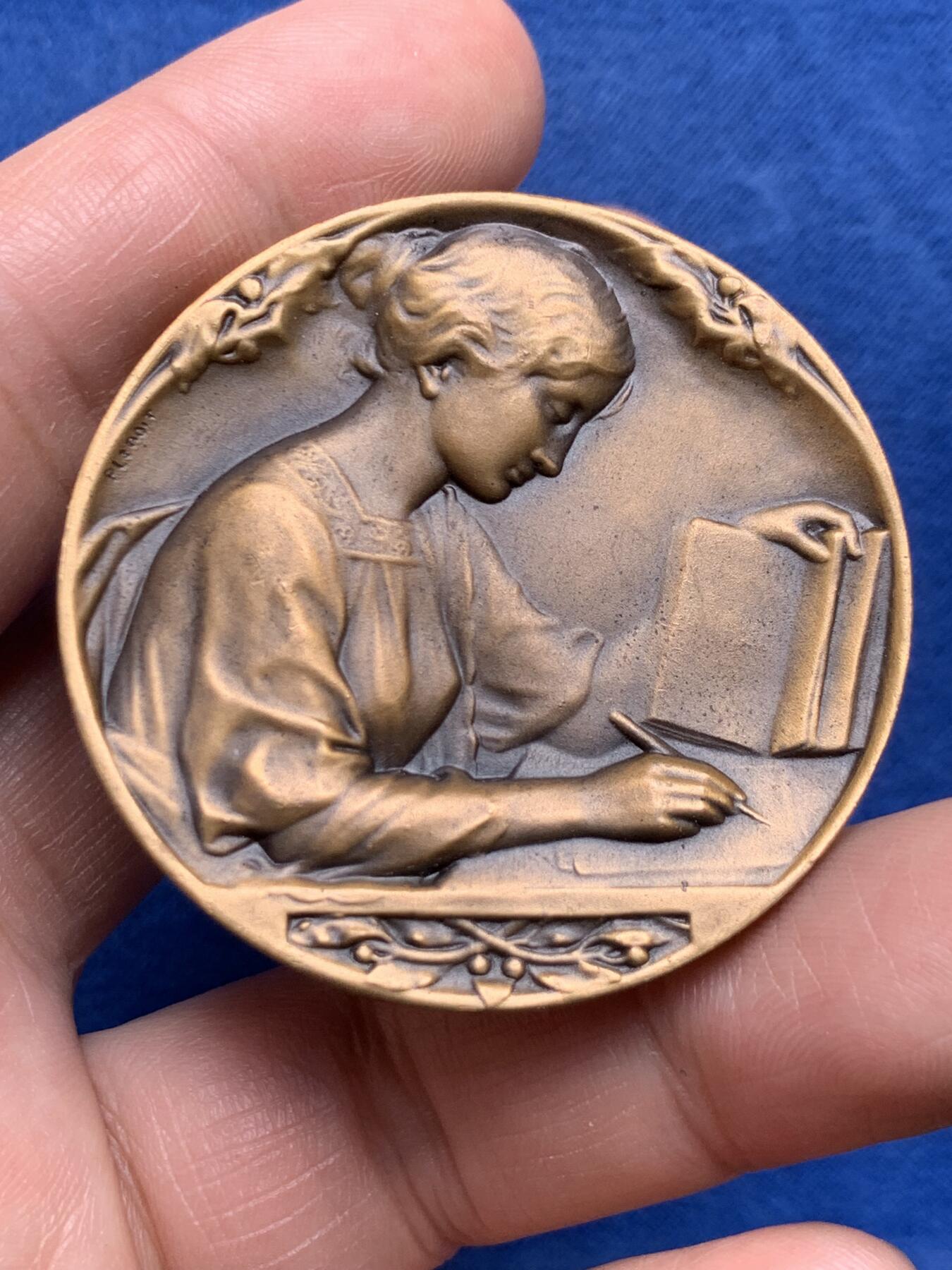 《竞宝斋》第477场 周日，周一 2场连拍 （全场包邮）欢迎送拍 法国会计协会纪念铜章 高浮雕 42.3克 45.6mm 三角铜标