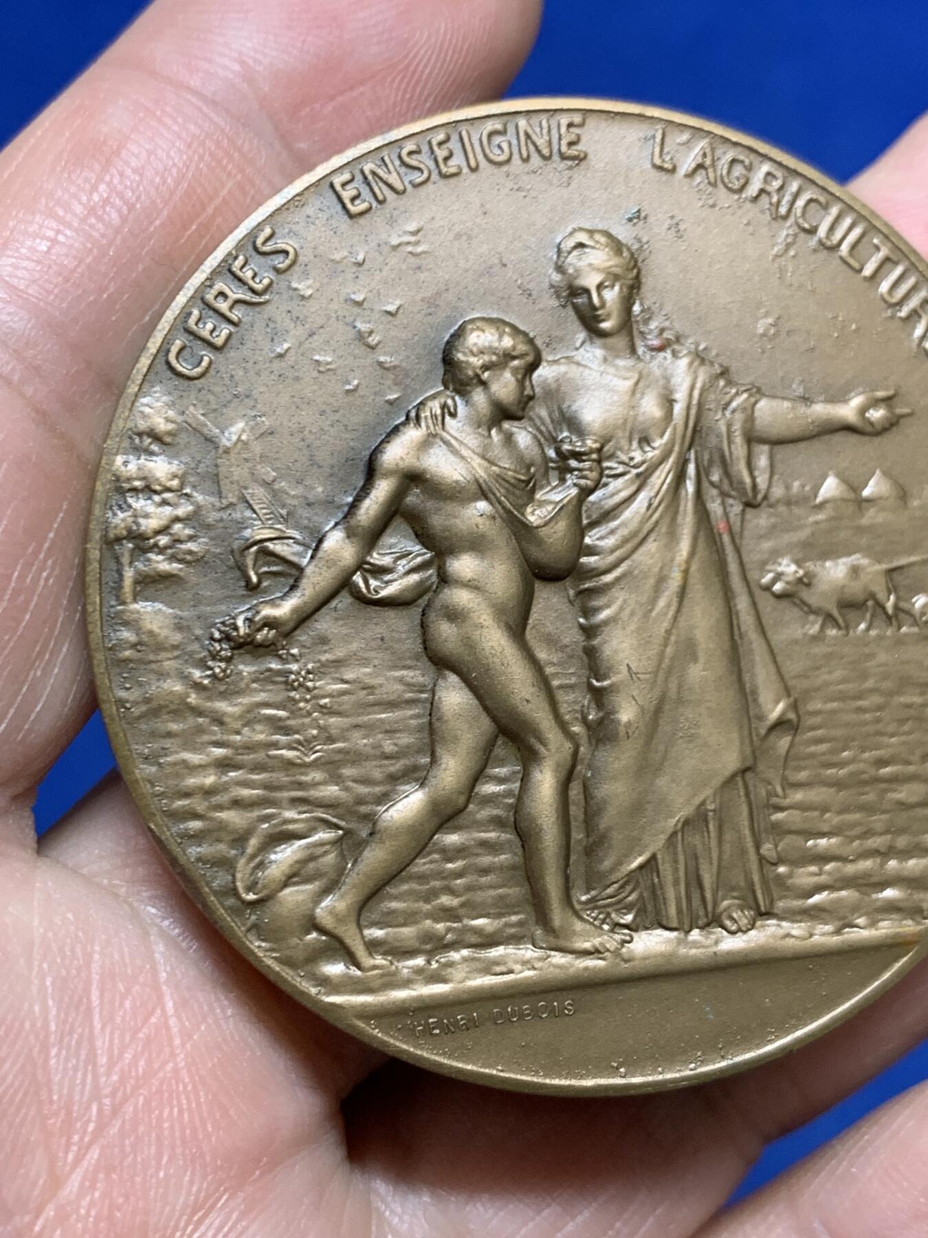 《竞宝斋》第477场 周日，周一 2场连拍 （全场包邮）欢迎送拍 法国谷物女神教导农业大铜章  杜布瓦作品 法国新艺术运动时期著名章牌雕刻家 细节见图 约50mm 68.5克