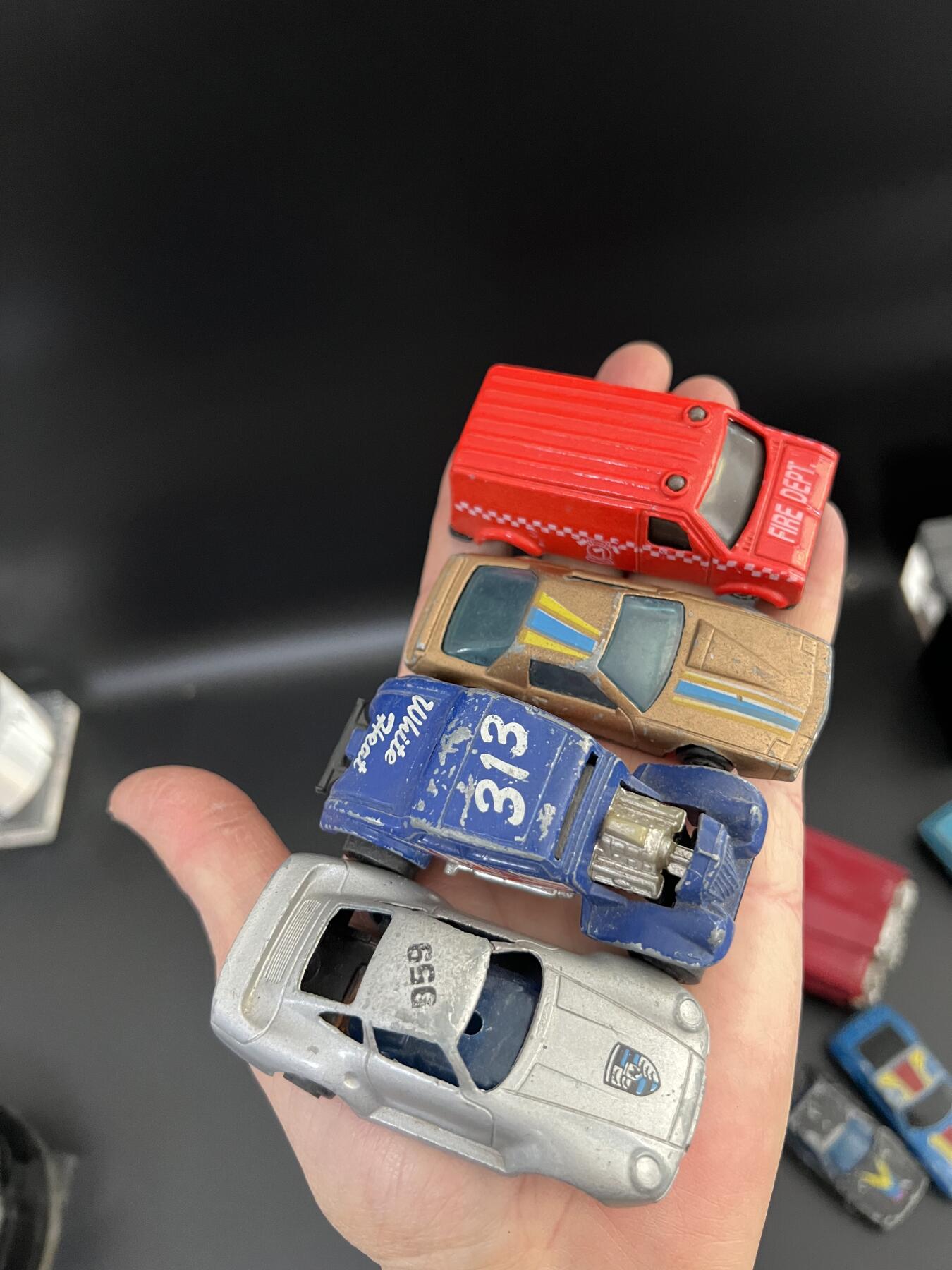 零元拍： 十台90年代老古董小车模型，大部分为合金车，品相全部为战损级别。