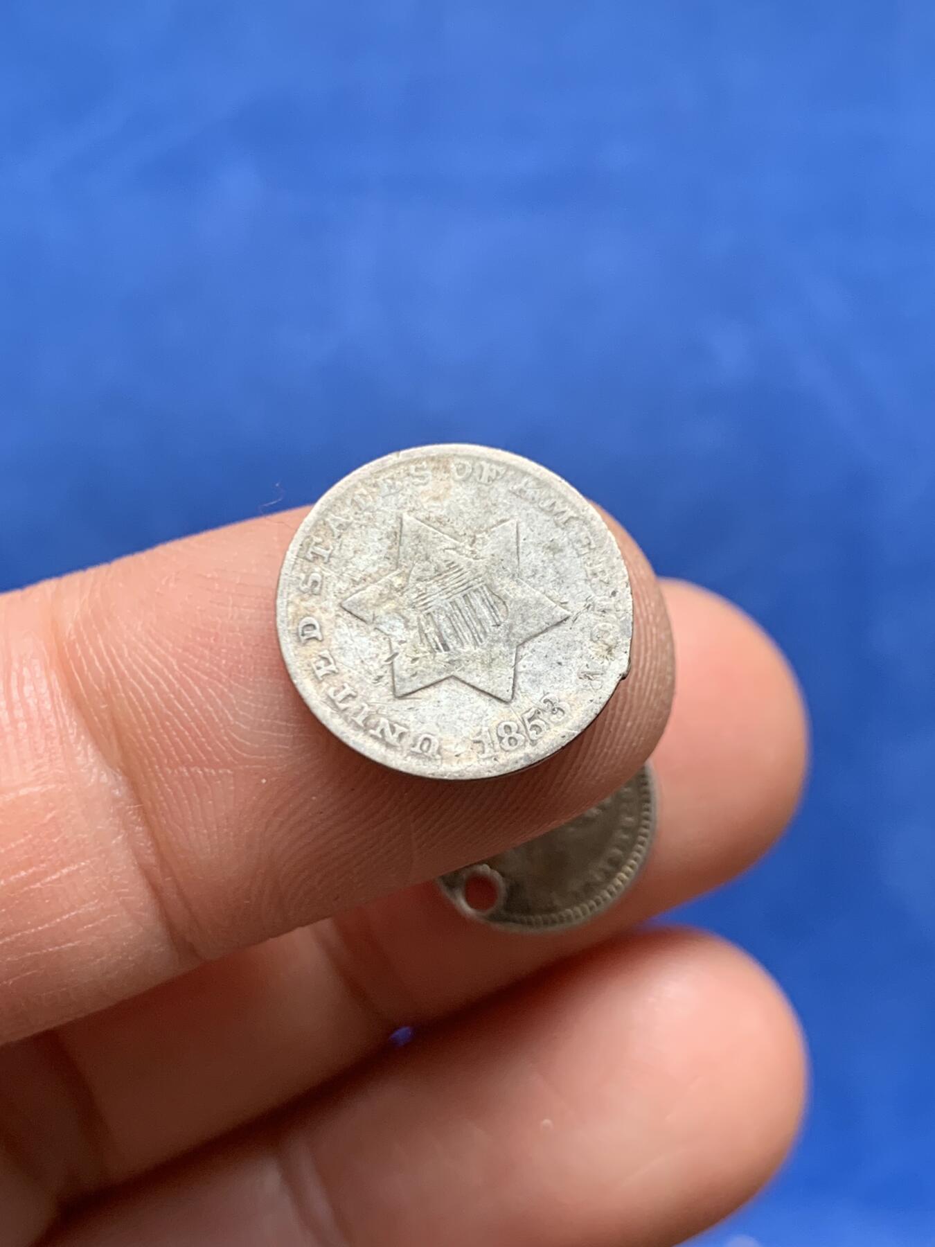 《竞宝斋》第477场 周日，周一 2场连拍 （全场包邮）欢迎送拍 两枚一组 美国1853年早期3分银币 + 英国1839年年轻维多利亚1.5银便士，老打孔，少见币值，肖像细节不错。