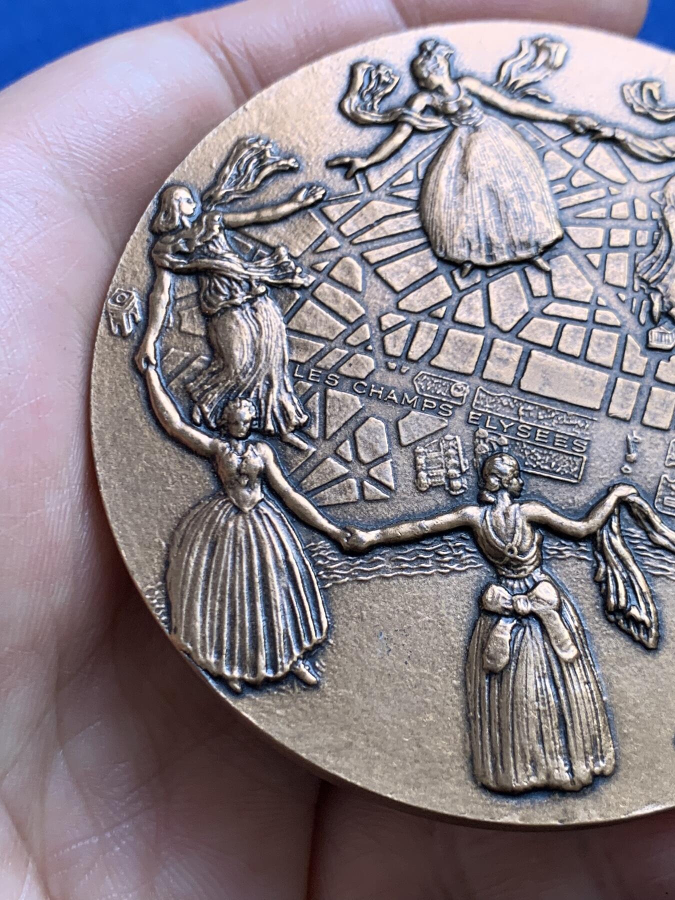 《竞宝斋》第477场 周日，周一 2场连拍 （全场包邮）欢迎送拍 名家乔治·安德烈·布鲁内作女神沐浴更衣大铜章 147.8克 67.5mm 带盒