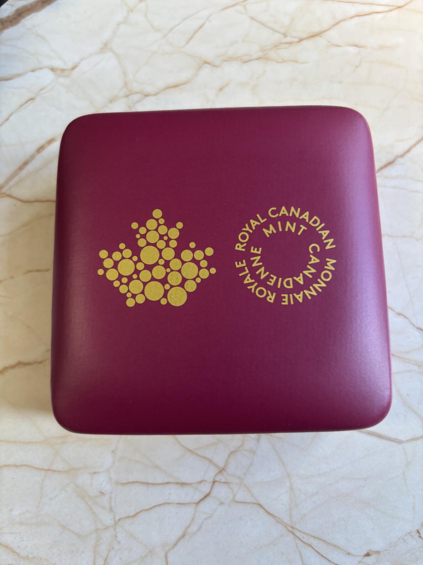 第197期拍卖 加拿大2016年雄伟的枫叶首枚镶嵌宝石大桦叶纪念银币，9999银，1盎司，发行4000枚