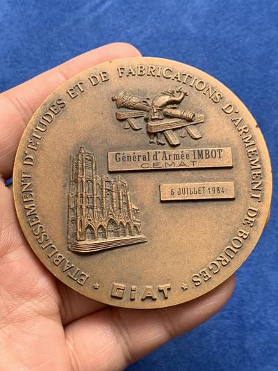 《竞宝斋》第477场 周日，周一 2场连拍 （全场包邮）欢迎送拍 - 法国布尔日武器研究与制造机构铜章，纪念1984年7月6日陆军将军伊姆博的到访，164.5克，72.5mm。