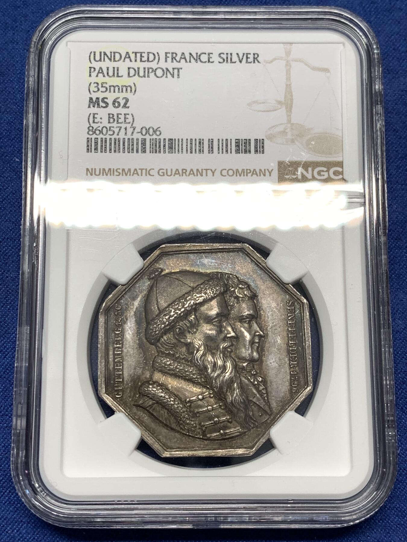 《竞宝斋》第477场 周日，周一 2场连拍 （全场包邮）欢迎送拍 NGC MS62 法国1836年巴黎印刷商发行的古腾堡与塞纳菲尔德纪念八角银质代币，19世纪欧洲印刷术题材稀缺藏品，巴黎印刷博物馆、法国国家图书馆有同款银质馆藏藏品。历史艺术价值高，极具收藏价值。早期蜜蜂边铭难得。直径：35.5mm，重：19.07g，加厚盒。