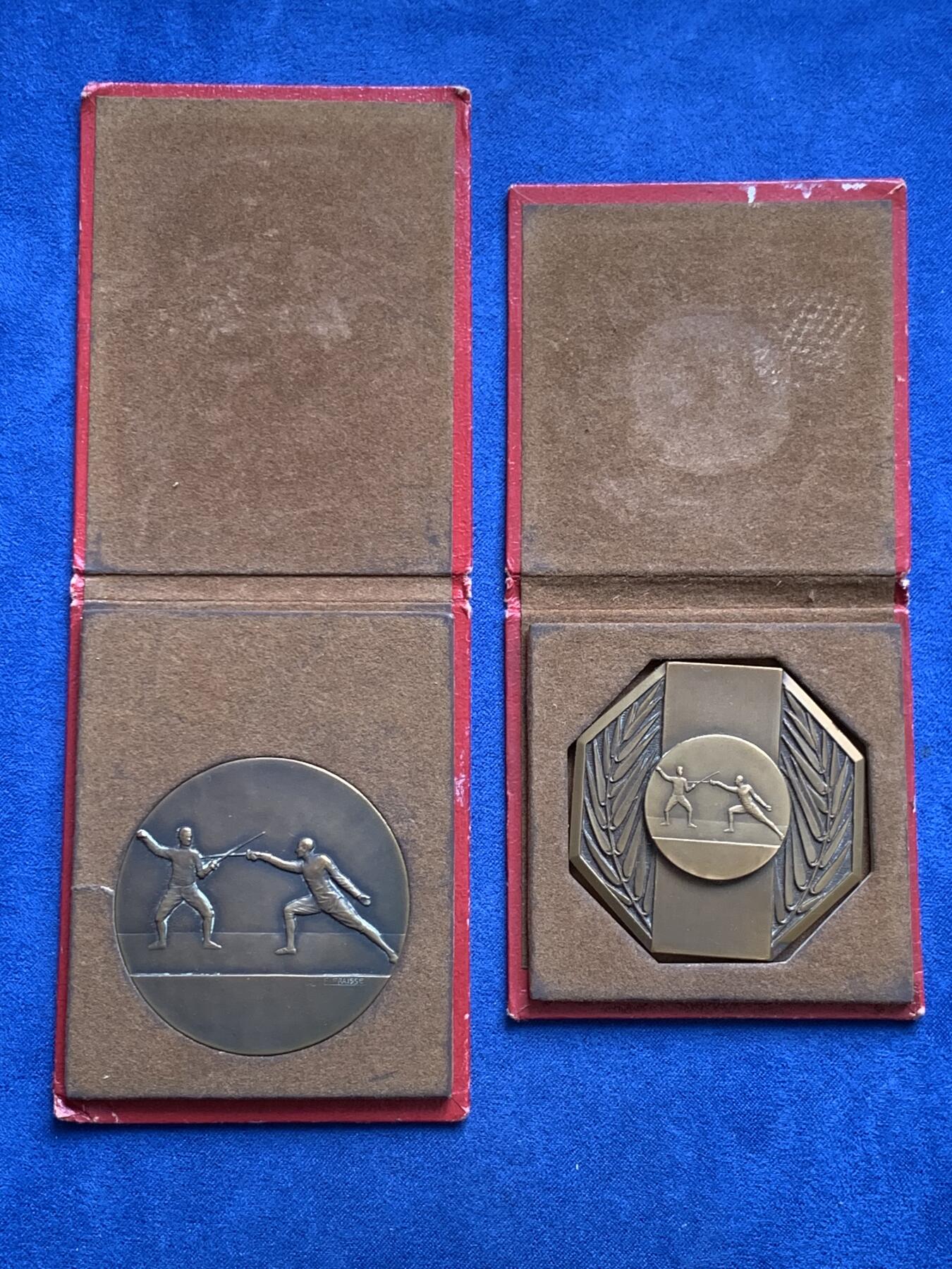 《竞宝斋》第477场 周日，周一 2场连拍 （全场包邮）欢迎送拍 两枚一组 法国击剑协会铜章 总重108.8克 约50mm 带盒