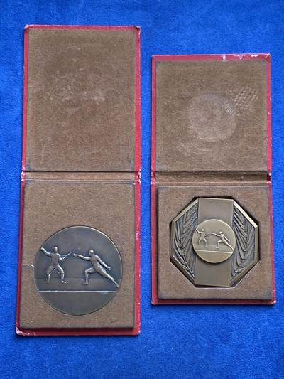 《竞宝斋》第477场 周日，周一 2场连拍 （全场包邮）欢迎送拍 - 两枚一组 法国击剑协会铜章 总重108.8克 约50mm 带盒