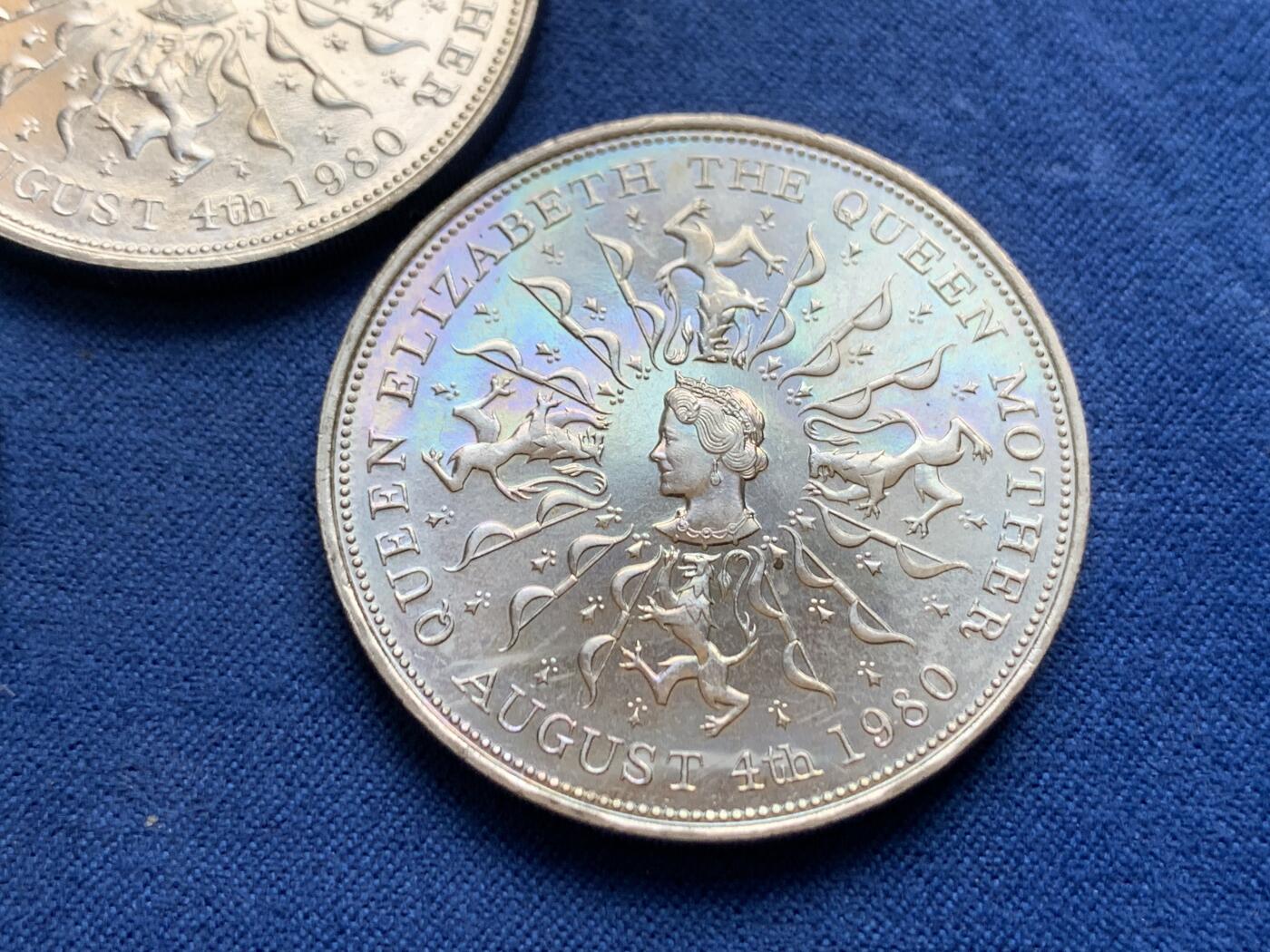 《竞宝斋》第477场 周日，周一 2场连拍 （全场包邮）欢迎送拍 三枚一组 1980年 英国女王母亲纪念克朗，光度不错。