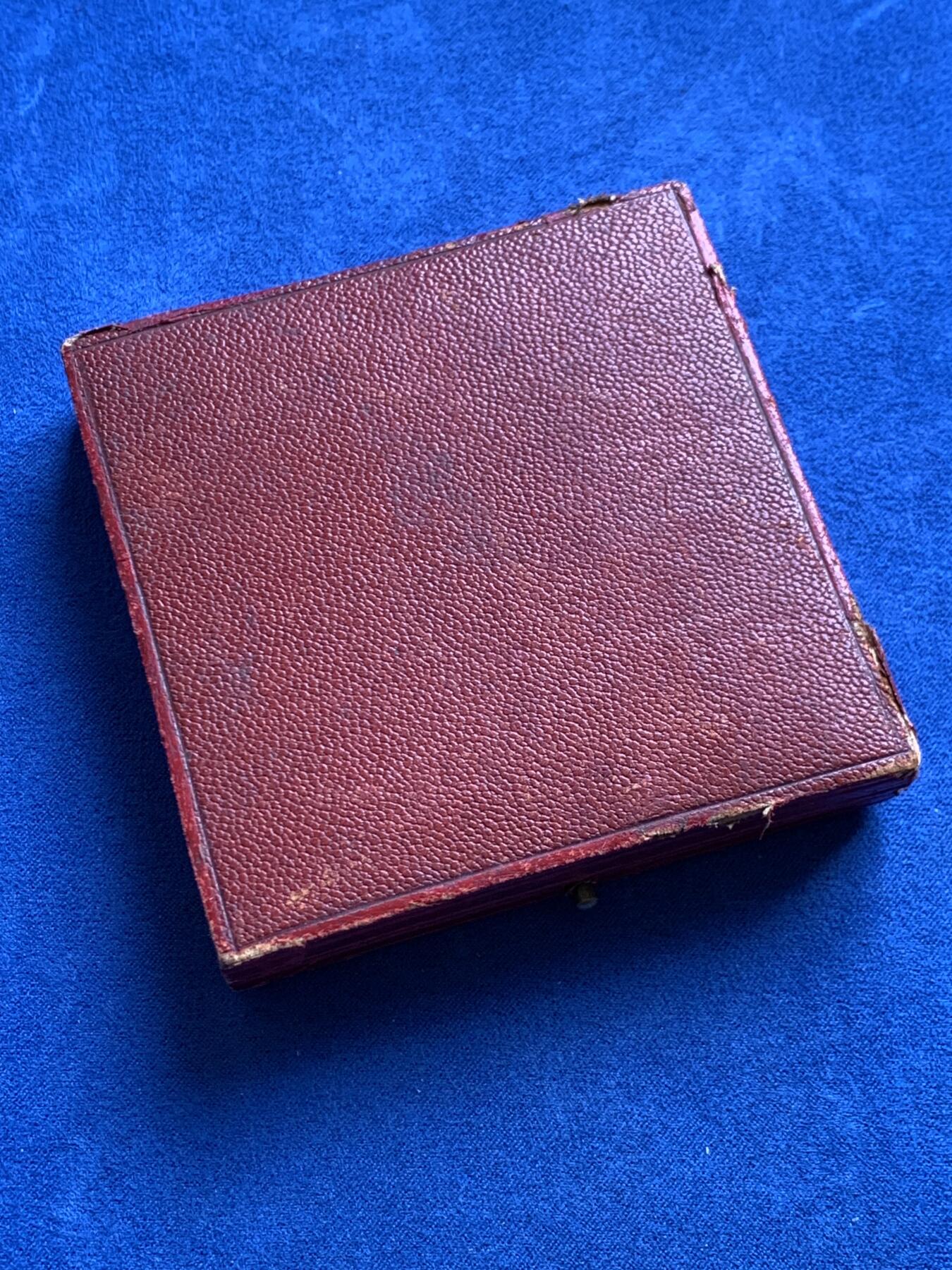 《竞宝斋》第477场 周日，周一 2场连拍 （全场包邮）欢迎送拍 名家乔治·安德烈·布鲁内作女神沐浴更衣大铜章 147.8克 67.5mm 带盒