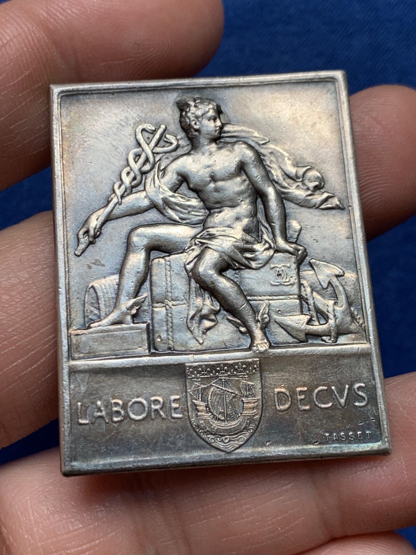 《竞宝斋》第477场 周日，周一 2场连拍 （全场包邮）欢迎送拍 1889年7月15日巴黎商品交易所总工会成立纪念银质方章 27克 34.7*44.3mm 丰饶角银标 罕见品种