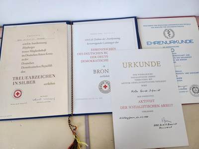 南水社第5次拍卖   东德卫生系统 Gerda Schmidt 红十字忠诚服务与社会主义劳动积极分子证书证书奖章一套 是上面那位得主的妻子