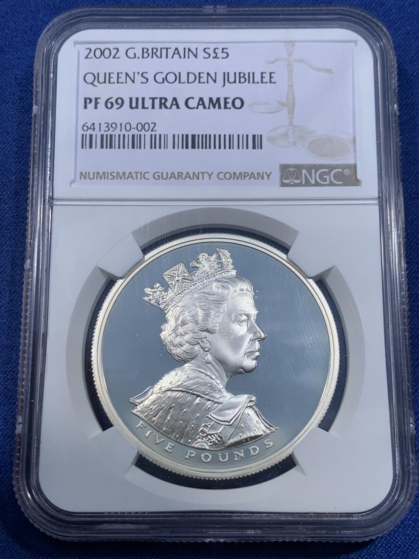 《竞宝斋》第477场 周日，周一 2场连拍 （全场包邮）欢迎送拍 NGC PF69UC 英国2002年纪念伊丽莎白女王加冕50周年（金禧年）精制银币，镜面高浮雕，采用了女王加冕冠冕形象及女王骑马图，面值5磅，28.28克，925银，英系经典题材，盒证齐全。