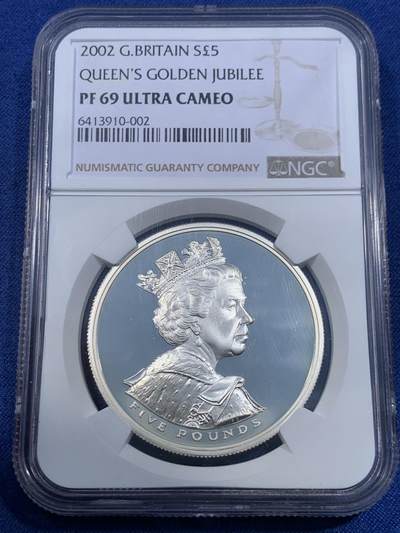 《竞宝斋》第477场 周日，周一 2场连拍 （全场包邮）欢迎送拍 - NGC PF69UC 英国2002年纪念伊丽莎白女王加冕50周年（金禧年）精制银币，镜面高浮雕，采用了女王加冕冠冕形象及女王骑马图，面值5磅，28.28克，925银，英系经典题材，盒证齐全。