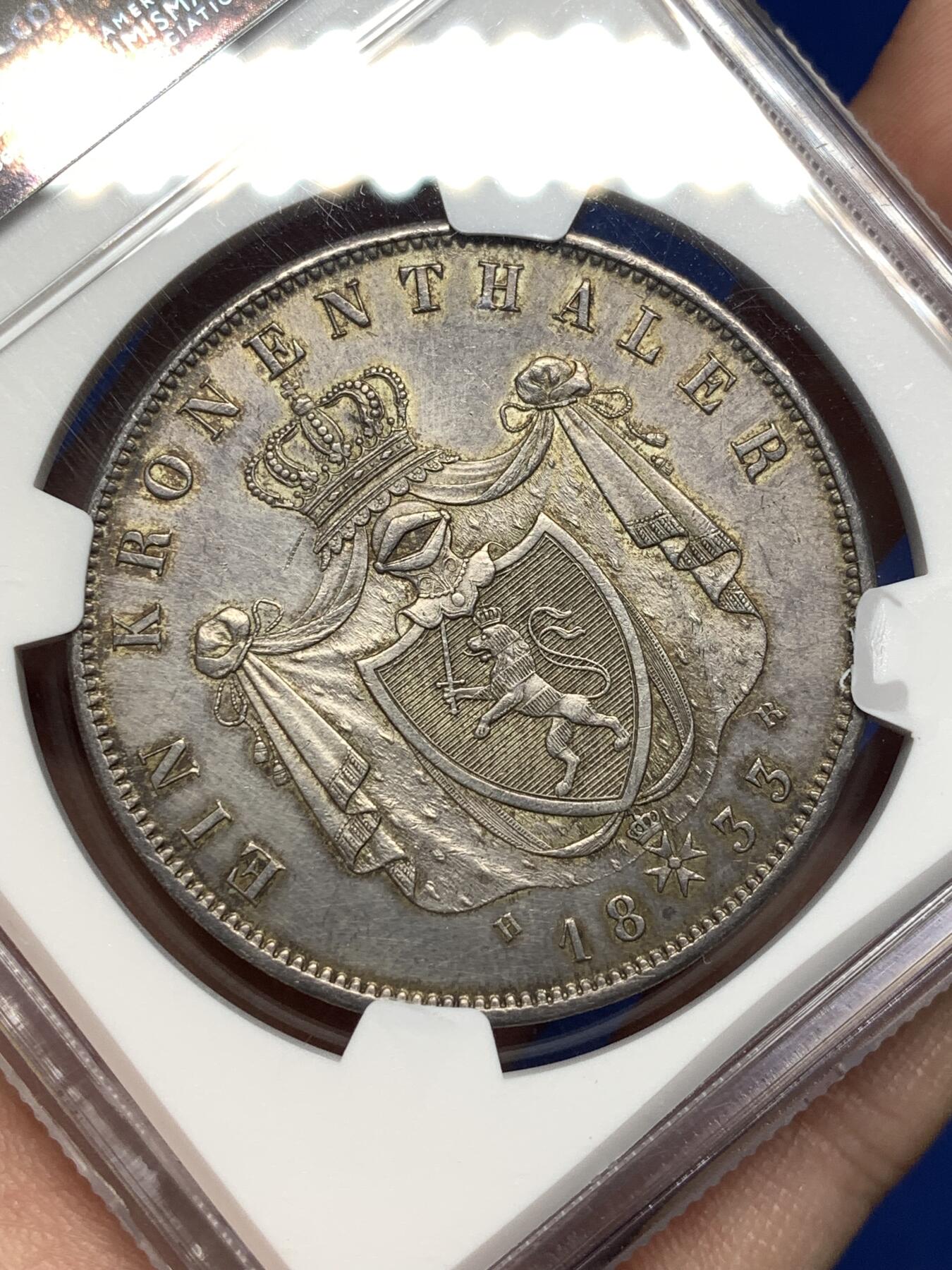 《竞宝斋》第477场 周日，周一 2场连拍 （全场包邮）欢迎送拍 NGC UNCD 1833首年 德国黑森达姆施塔特 路德维希二世皇冠泰勒银币 老包浆转光好状态 由巴伐利亚历史泰勒的同一雕模师c.voiet设计雕模 非常少见的小邦早期泰勒 成交记录寥寥无几