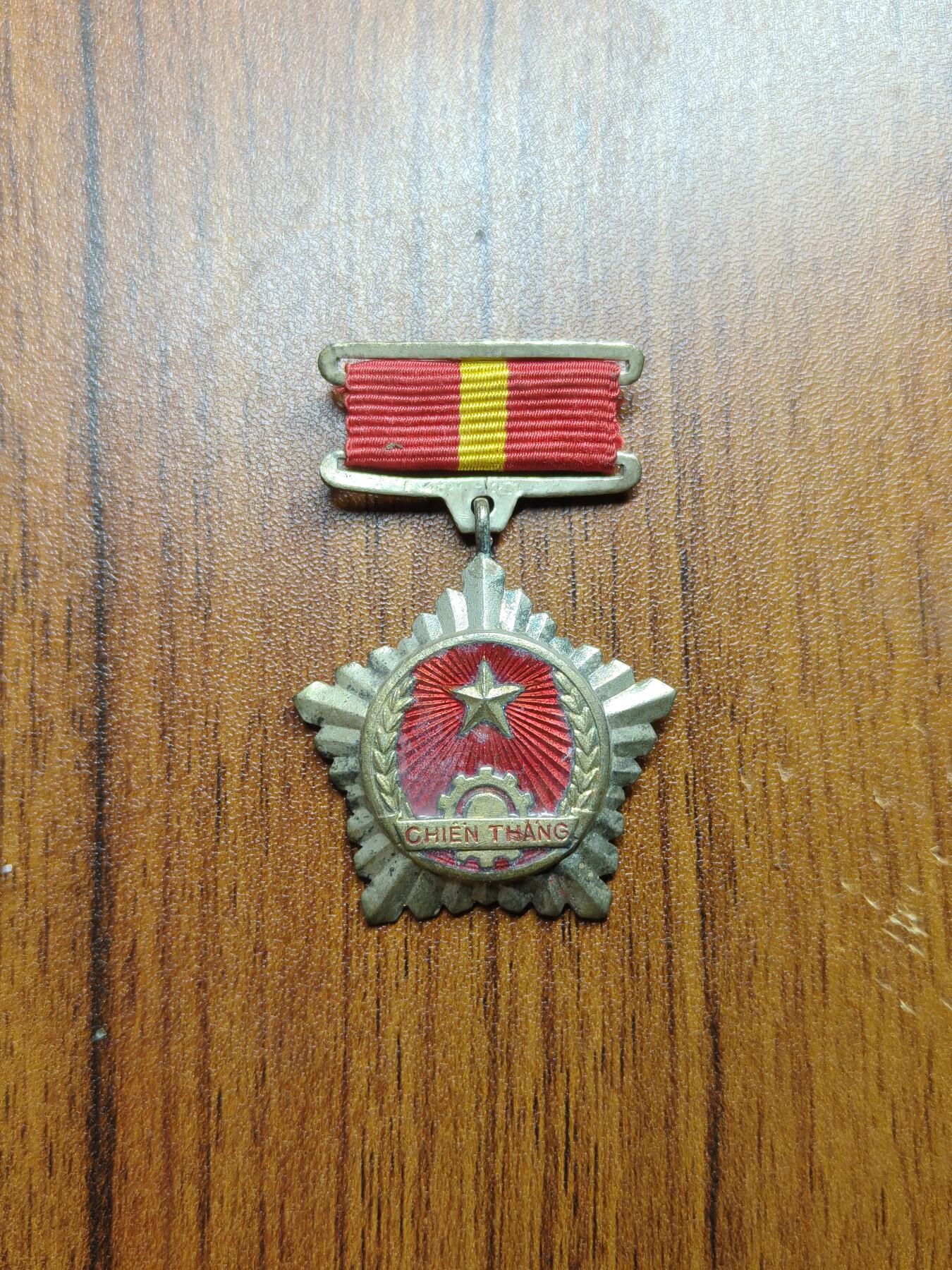 蜀地medal 2026春季精品专场 第5场 越盟（1948-1957）法越战争时期 一级战胜奖章 铜镀金 非后期铝 少有的独立时期战争奖章带珐琅章 颁发给军官