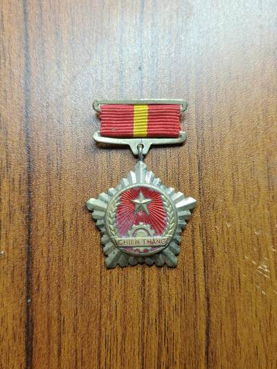 蜀地medal 2026春季精品专场 第5场 - 越盟（1948-1957）法越战争时期 一级战胜奖章 铜镀金 非后期铝 少有的独立时期战争奖章带珐琅章 颁发给军官