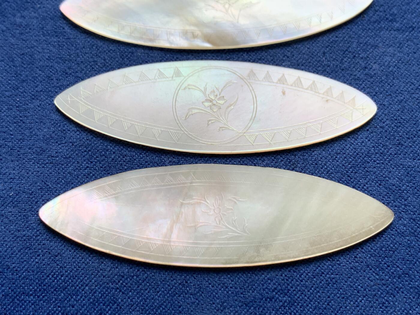 《竞宝斋》第477场 周日，周一 2场连拍 （全场包邮）欢迎送拍 四枚一组 英国一线回流 清螺钿贝母筹码，菱型，珠光水润，花卉精雕。