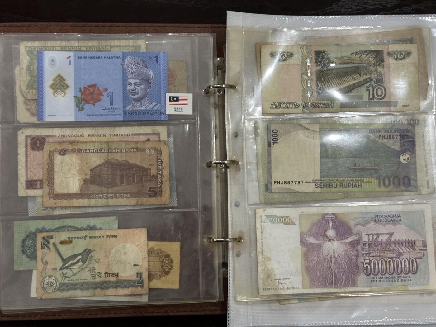 丙午马年四月第二场 。本期更新各类稀有品种 高级纸币硬币收藏册，容量大。一页30枚硬币，九页39张纸币，三版、四班币、俄罗斯、伊朗、朝鲜、瑞士、阿联酋、南斯拉夫、苏联古巴、伊拉克、菲律宾等国