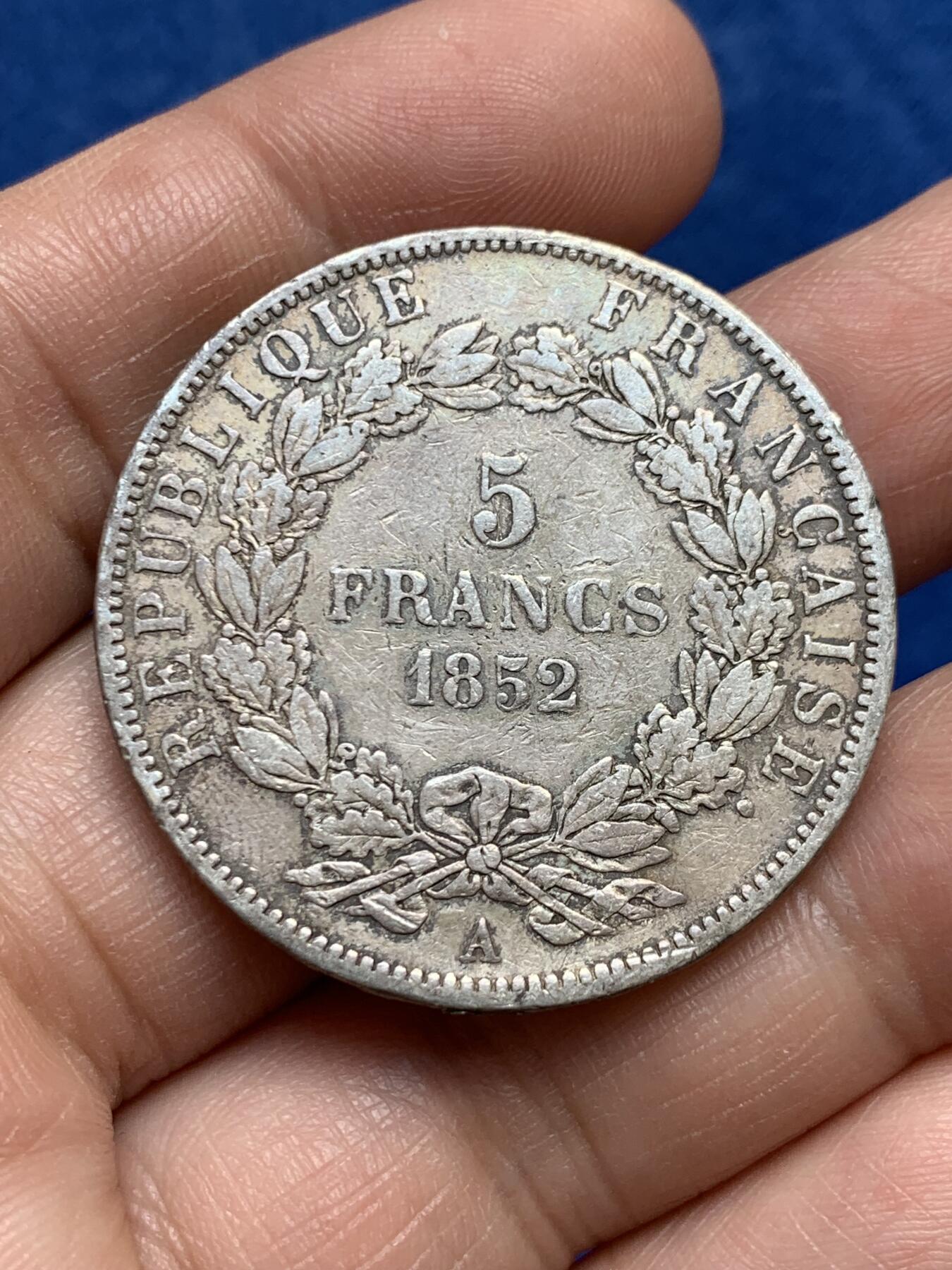 《竞宝斋》第477场 周日，周一 2场连拍 （全场包邮）欢迎送拍 法国1852年A版拿破仑三世无冠版5法郎银币 边缘有焊接痕迹