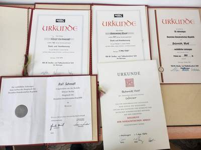 南水社第5次拍卖  东德（DDR）罗尔夫·施密特柏林建设者全套荣誉证书与上面国家铜煎蛋证书为一人（1969-1981）原品一套
