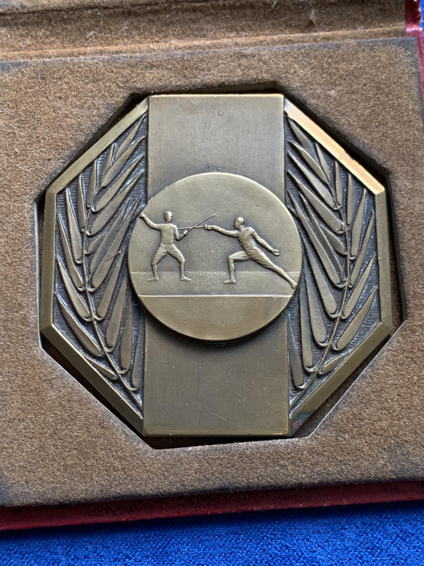 《竞宝斋》第477场 周日，周一 2场连拍 （全场包邮）欢迎送拍 两枚一组 法国击剑协会铜章 总重108.8克 约50mm 带盒